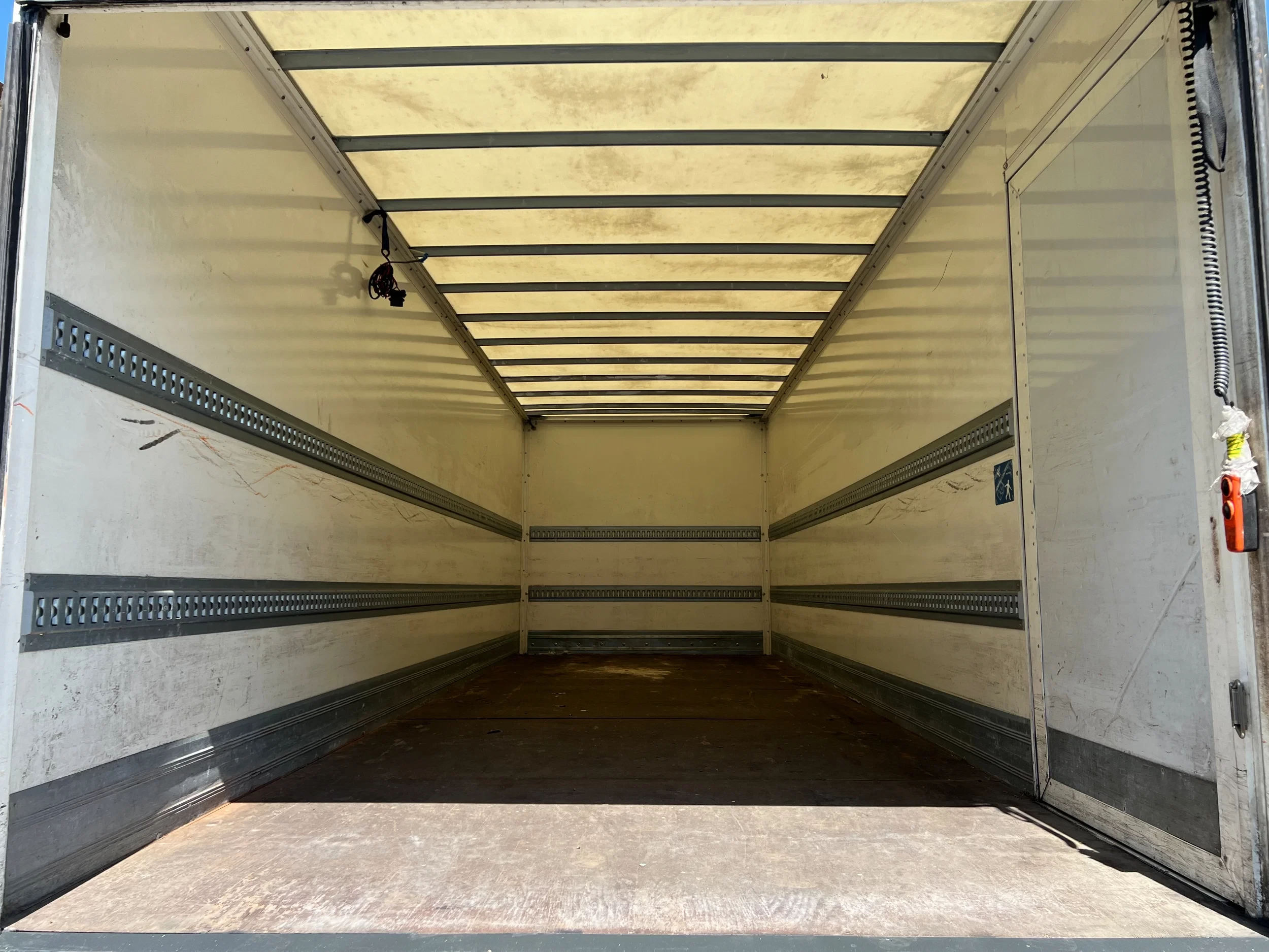 Renault D 2019 - Wide 28.320 / 6x2 / Closed box / Dhollandia image 8