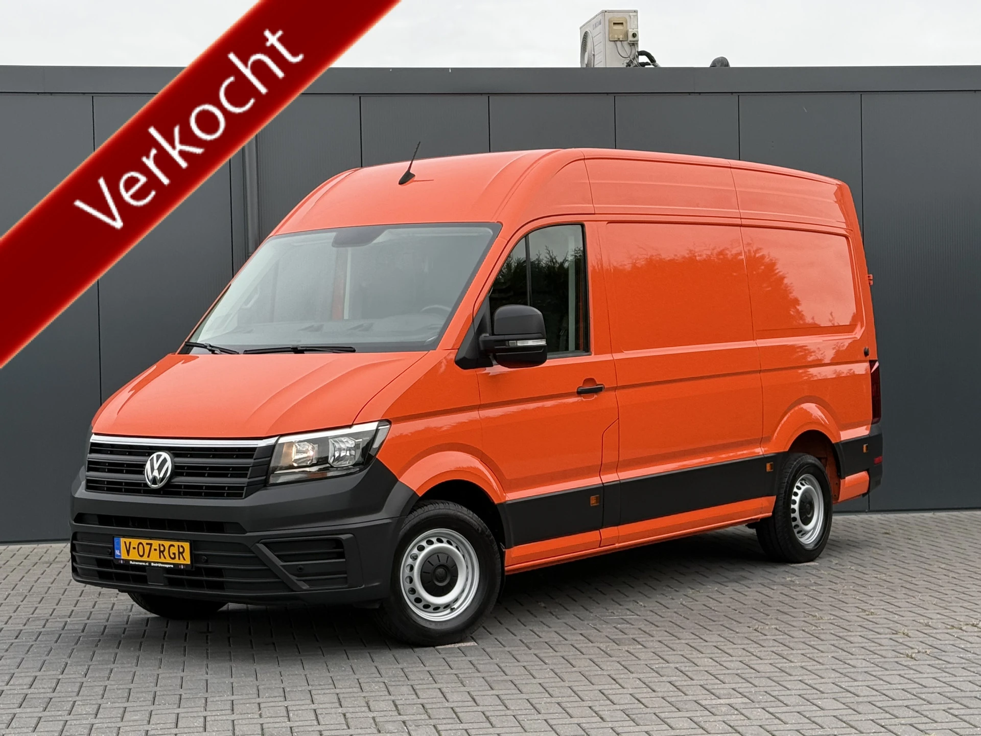 Volkswagen Crafter 2021 - 35 2.0 TDI 177 PK / VERKOCHT! / L3H3 / CAMERA / CRUISE / 3.5 TON TREKKEN / 3-ZITS / AIRCO / CARPLAY / GEVEERDE STOEL / 3500 KG AHG afbeelding 1