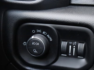Dodge Ram 1500 2020 - 5.7 V8 4x4 Crew Cab Laramie Night zdjecie 5