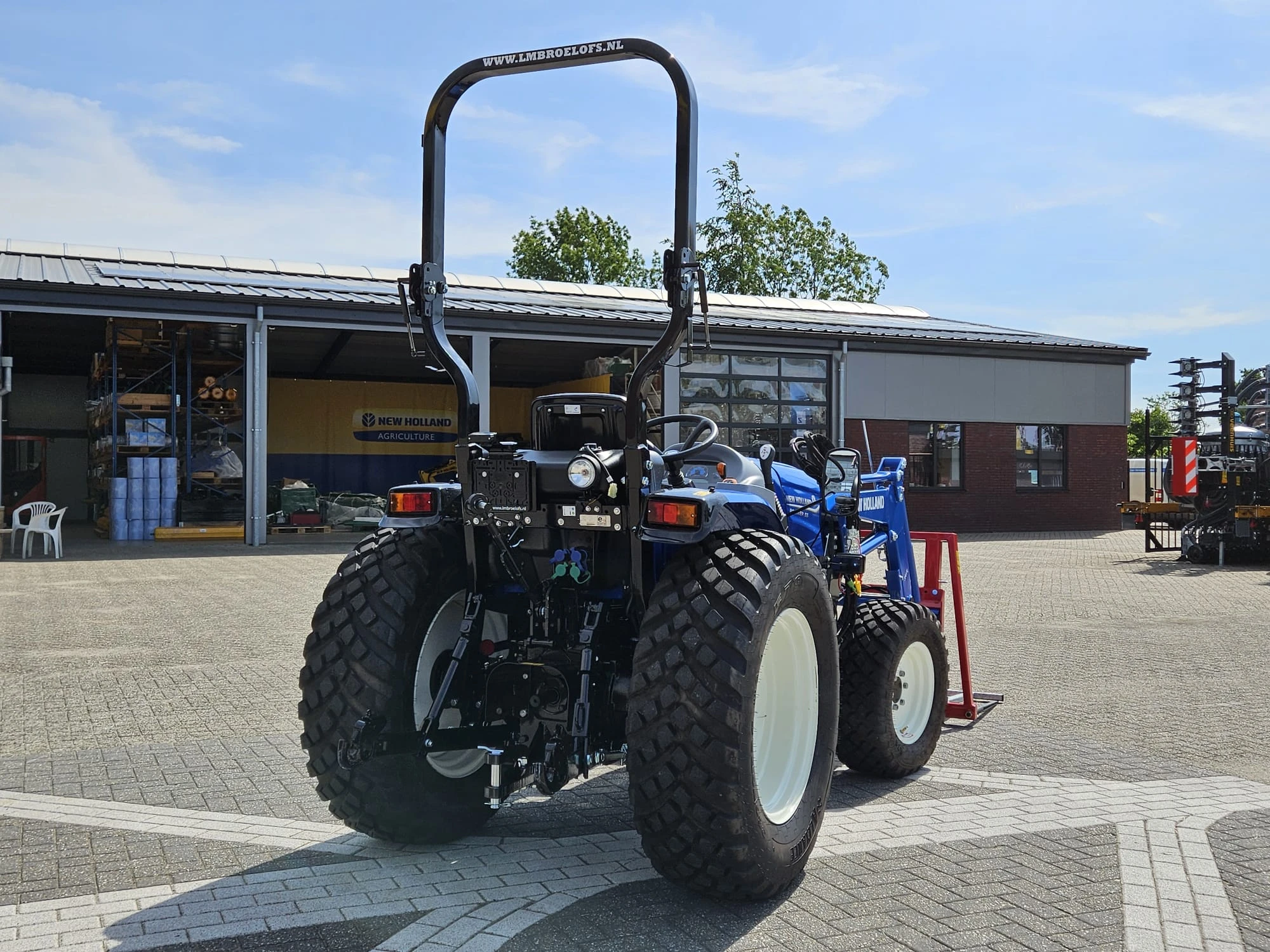 New Holland 2024 - Boomer 55 HST met voorlader en Kemp balenprikker afbeelding 4