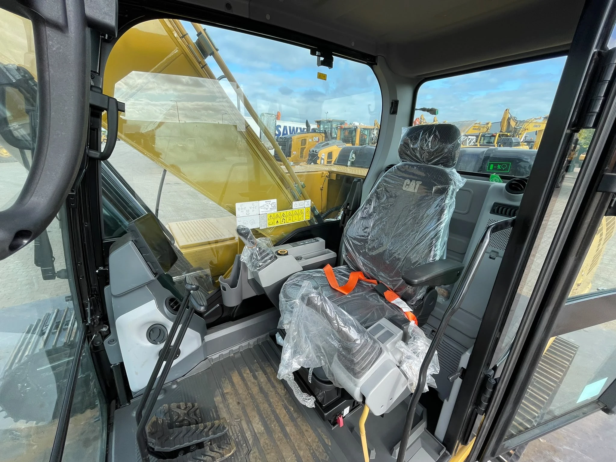 Caterpillar 323D3 2025 Bild 21