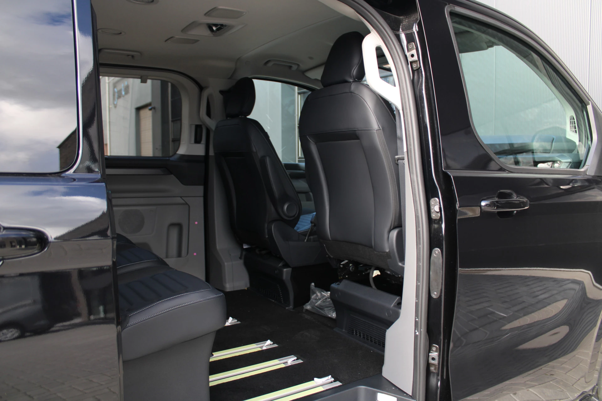 Ford Tourneo Custom 2025 - 340 2.5 PHEV L2H1 Titanium X 232pk | 2x Schuifdeur | ACC | 360 camera | Leder | Navi | Verwarmd stuurwiel | 19" LM velgen | Rijklaar obrázek 13