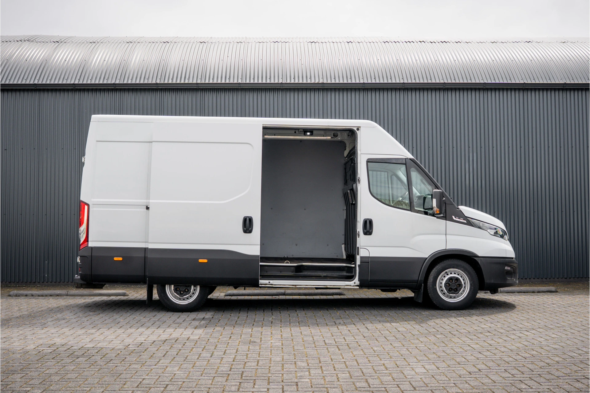 Iveco Daily 2022 - 35S18 175 PK 3.0 Liter! | Automaat | 3.500 KG trekgewicht | Camera | Cruise | Airco | Trekhaak | 3-Zits afbeelding 7
