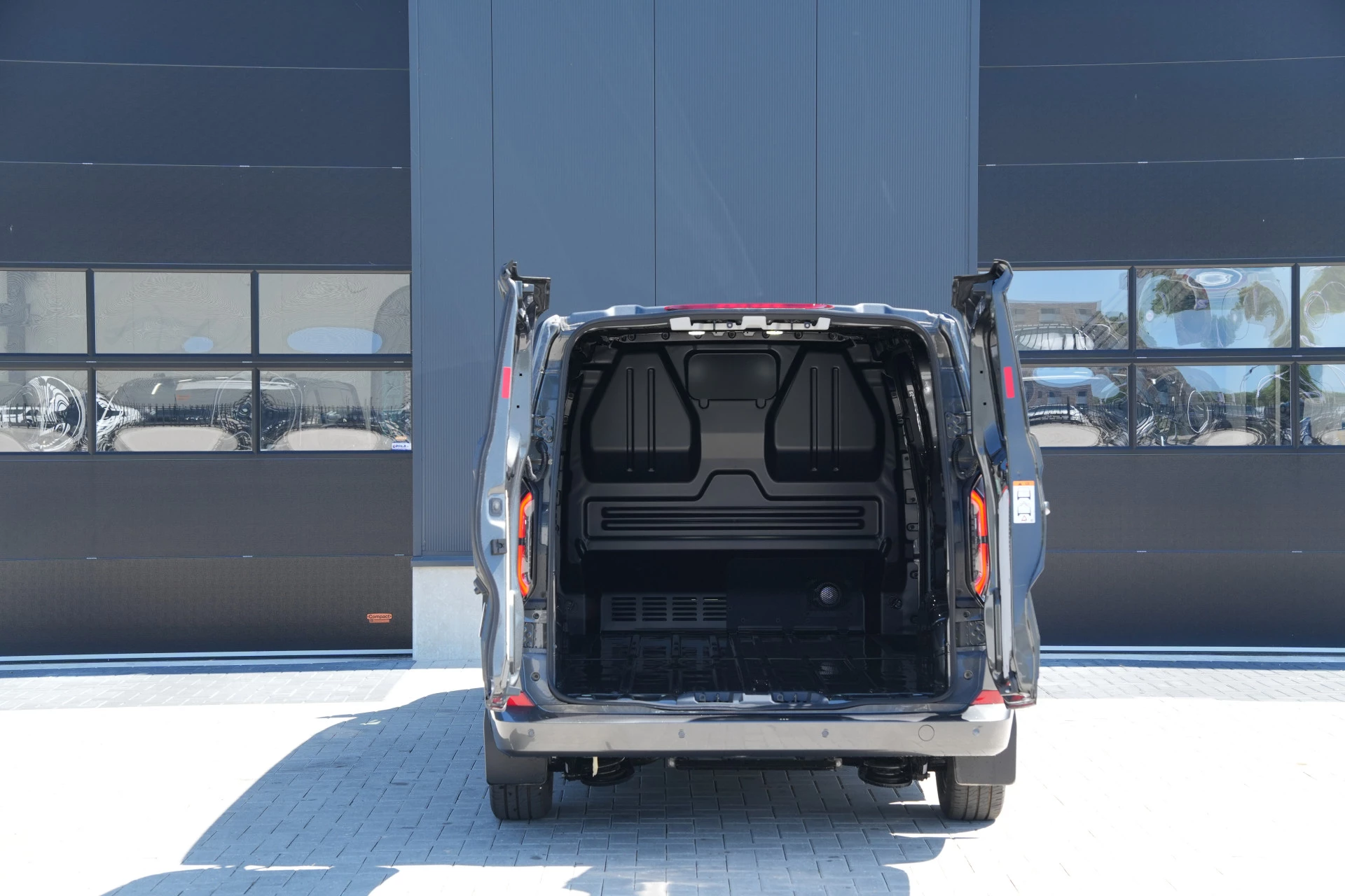 Ford E-Transit Custom 2026 - 340 L2H1 Limited 71 kWh 218pk - AGR Bestuurdersstoel - 2x Schuifdeur - LED - 360 Camera - B&O - ACC - Navi - Stoel/Stuurverwarming - Rijklaar immagine 8