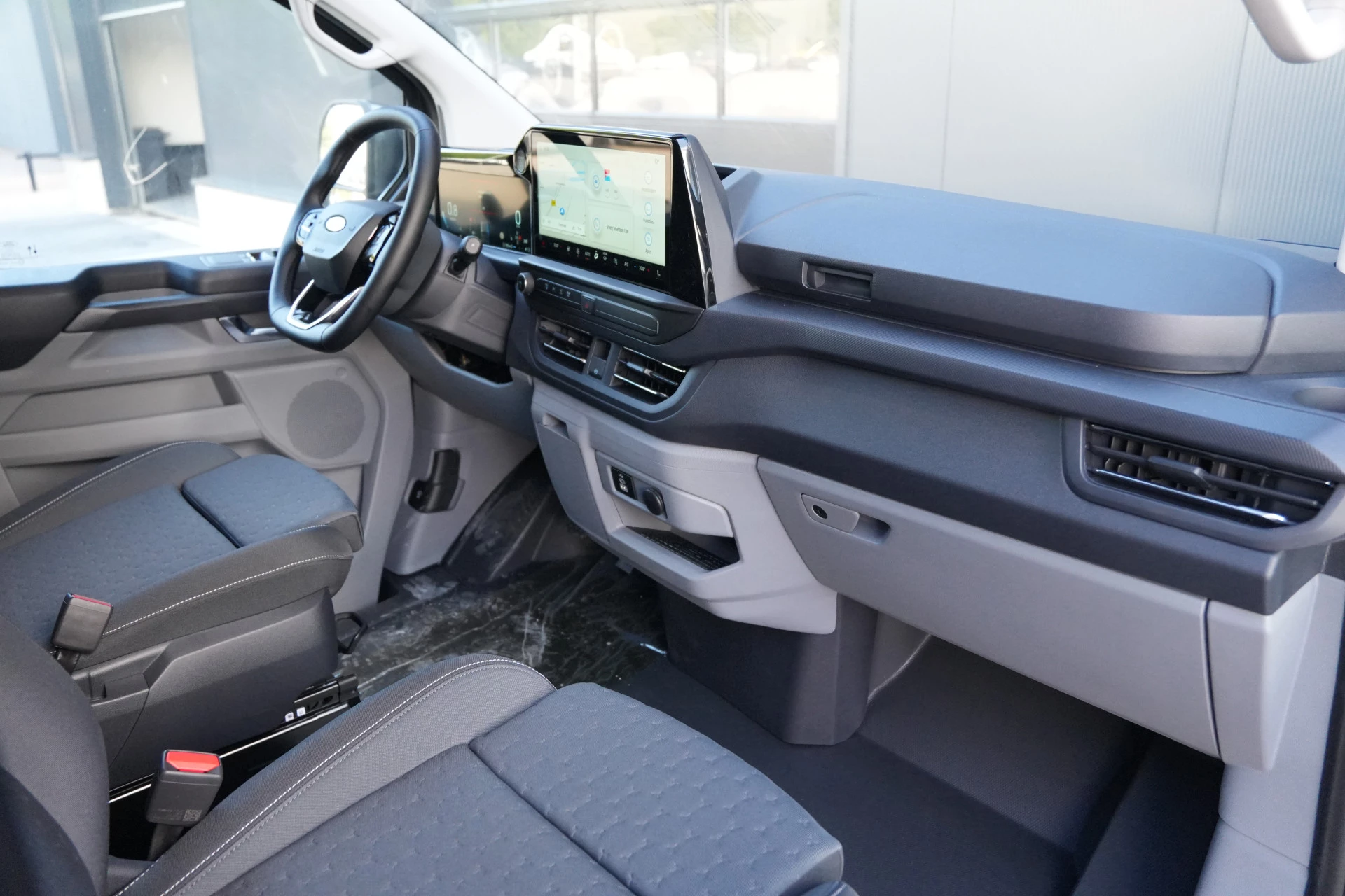 Ford Transit Custom 2025 - 320 2.0 TDCI L2H1 Limited 170pk - 1+1 Stoelopstelling - 2x Schuifdeur - Adaptive Cruise - Verwarmd stuur - Blind spot - Navigatie - Camera - Draadloos laden - Rijklaar imagen 17
