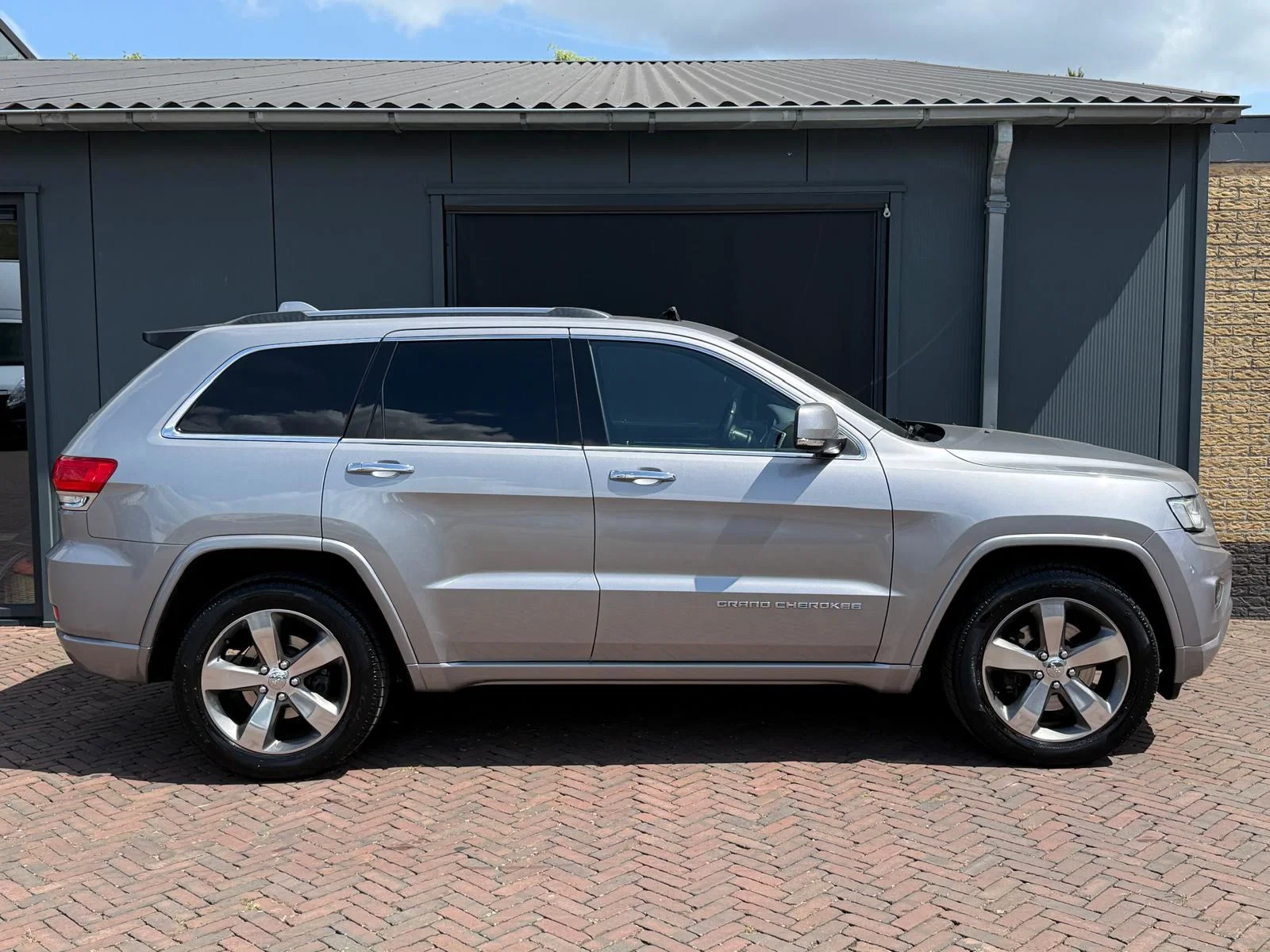 Jeep Grand Cherokee 2014 - 3.0 V6 CRD Overland 4x4 Grijskenteken Pano Luchtvering Stoelverwarm/verkoel. Leer Trekhaak afbeelding 2