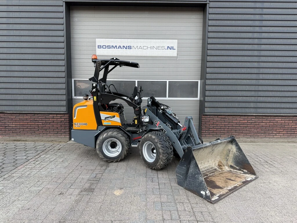 Giant G2300 X-TRA HD minishovel 2026 56 uur €575 LEASE 2026 afbeelding 1
