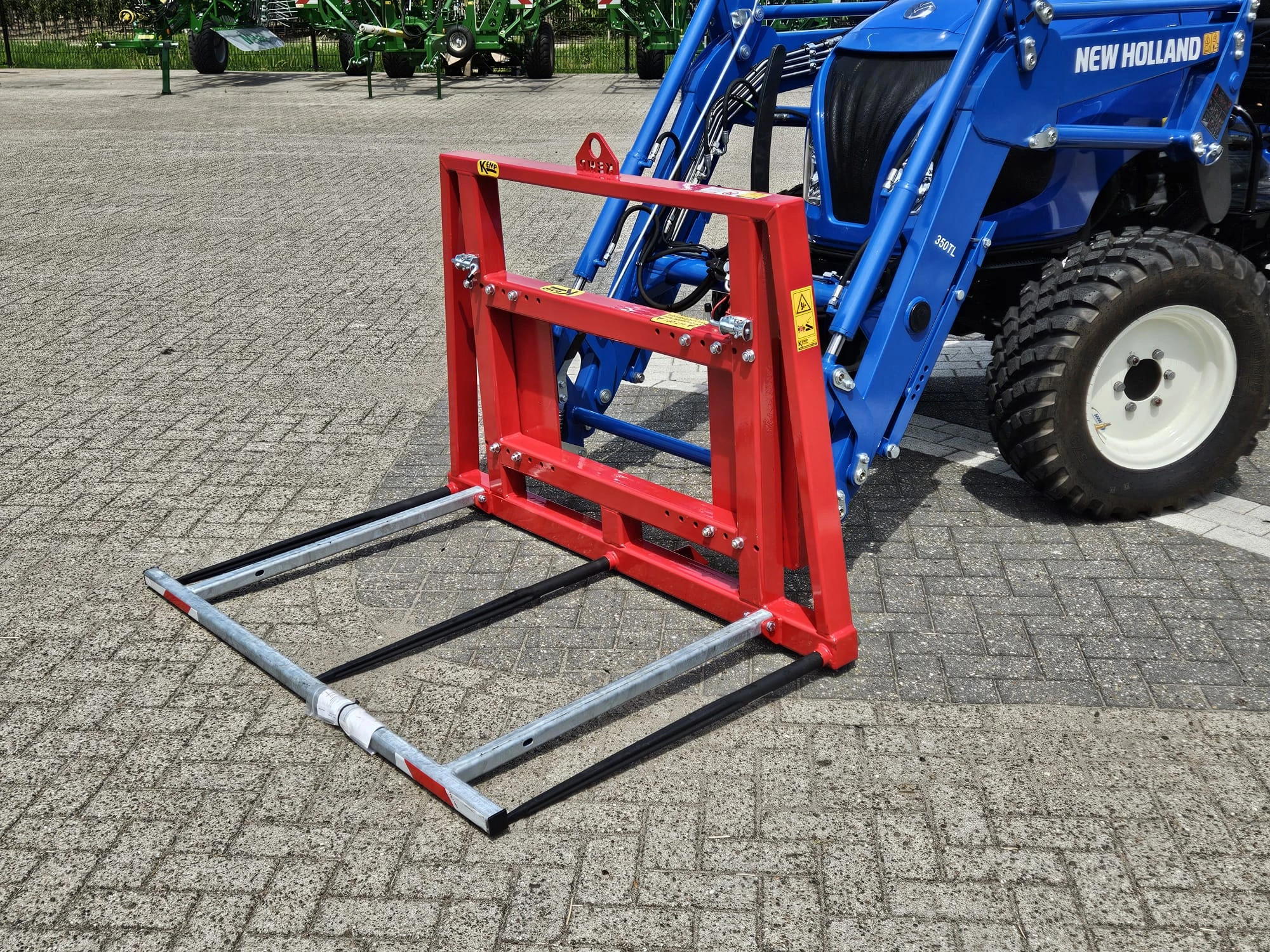 New Holland 2024 - Boomer 55 HST met voorlader en Kemp balenprikker afbeelding 24