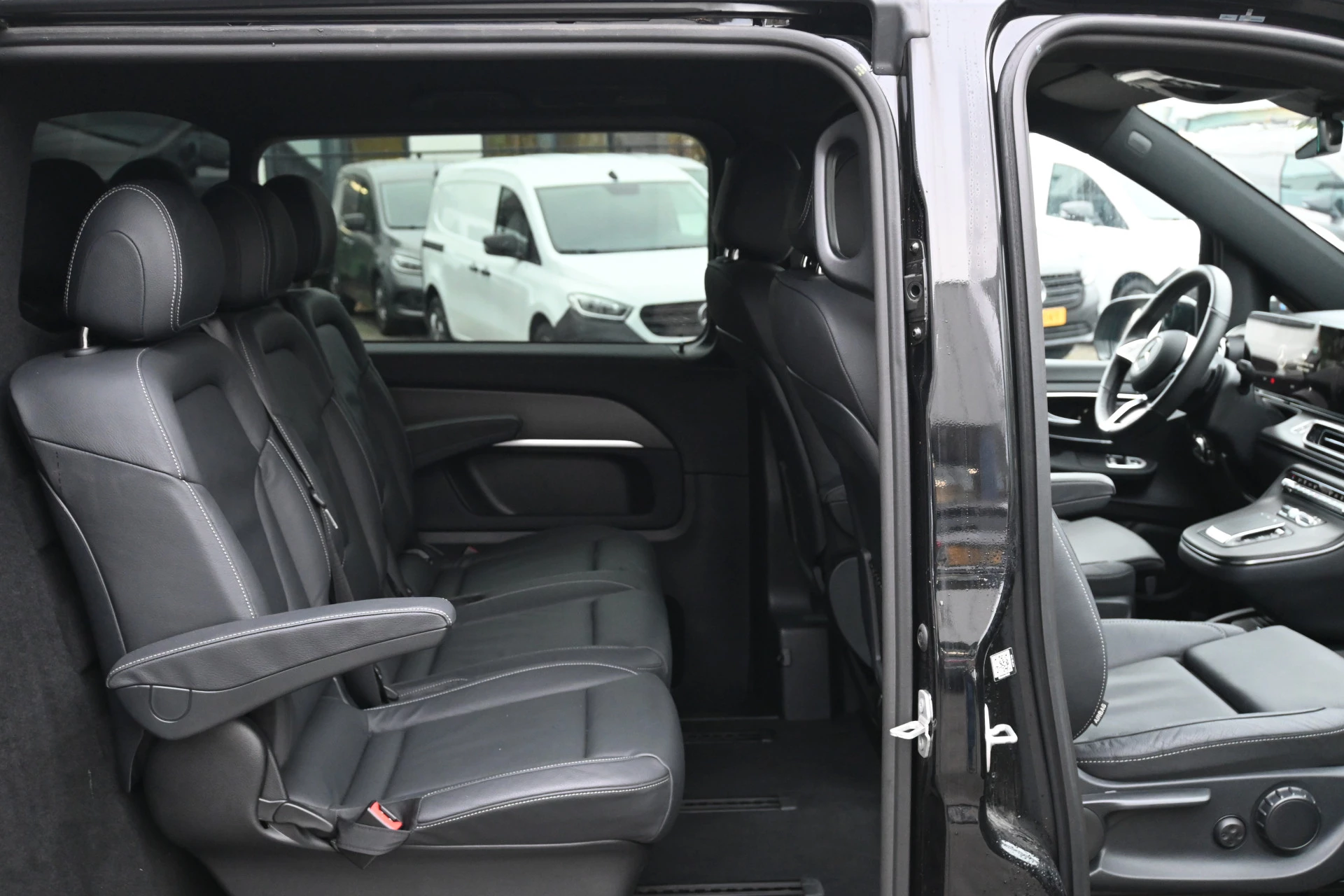 Mercedes-Benz V-Class 2024 - 300d 4-Matic AMG DC L3 XL image 10