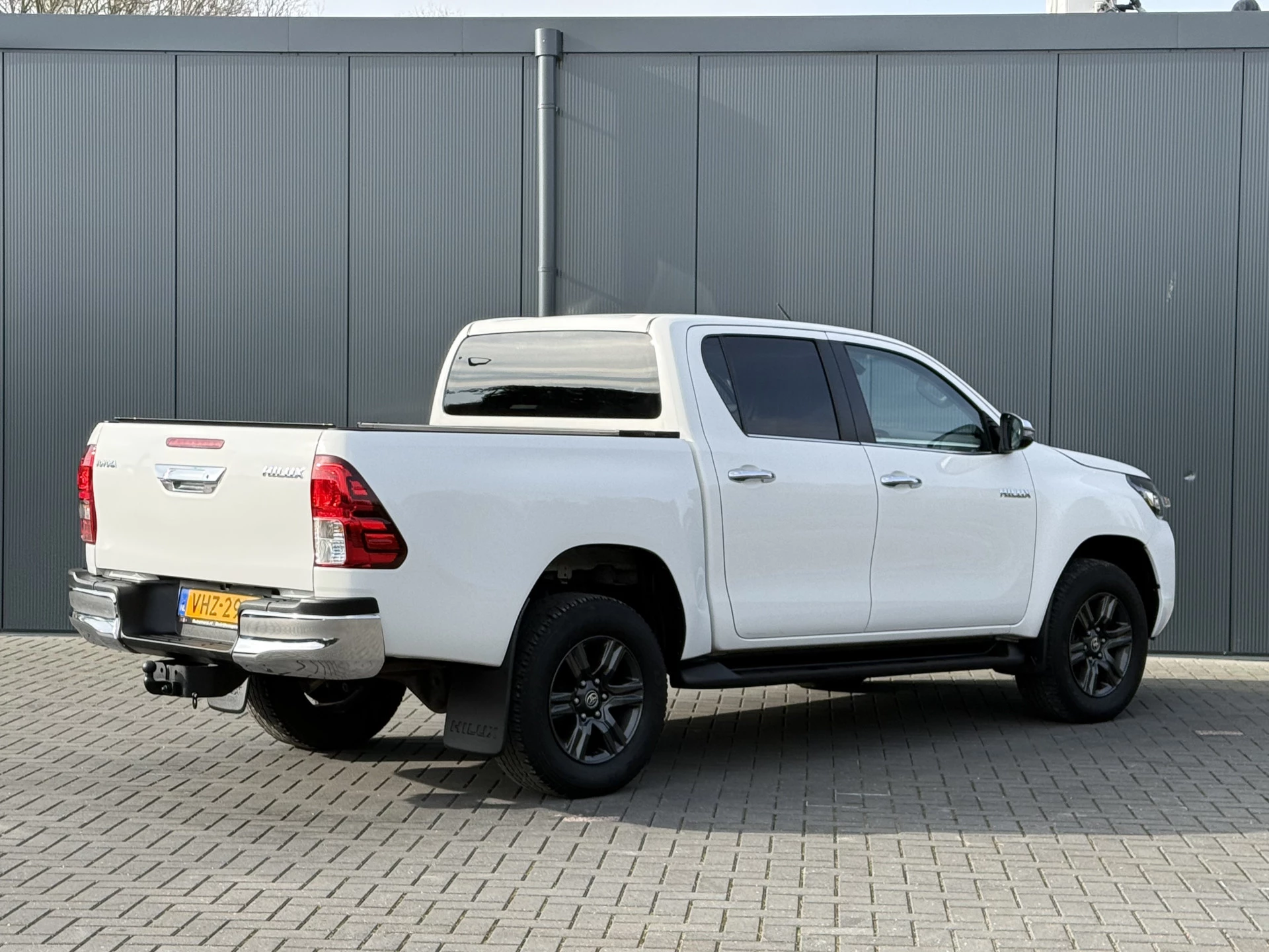 Toyota Hilux 2021 - 2.4 D-4D AUTOMAAT / 4x4 / 1e EIG. / 3.500 KG AHG / CAMERA / TREKHAAK / ECC / CRUISE / CARPLAY zdjęcie 3