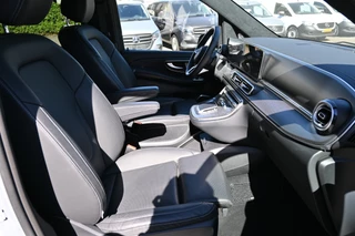 Mercedes-Benz V-Class 2024 - 300d 4-Matic AMG L2 Exclusive DC zdjecie 12