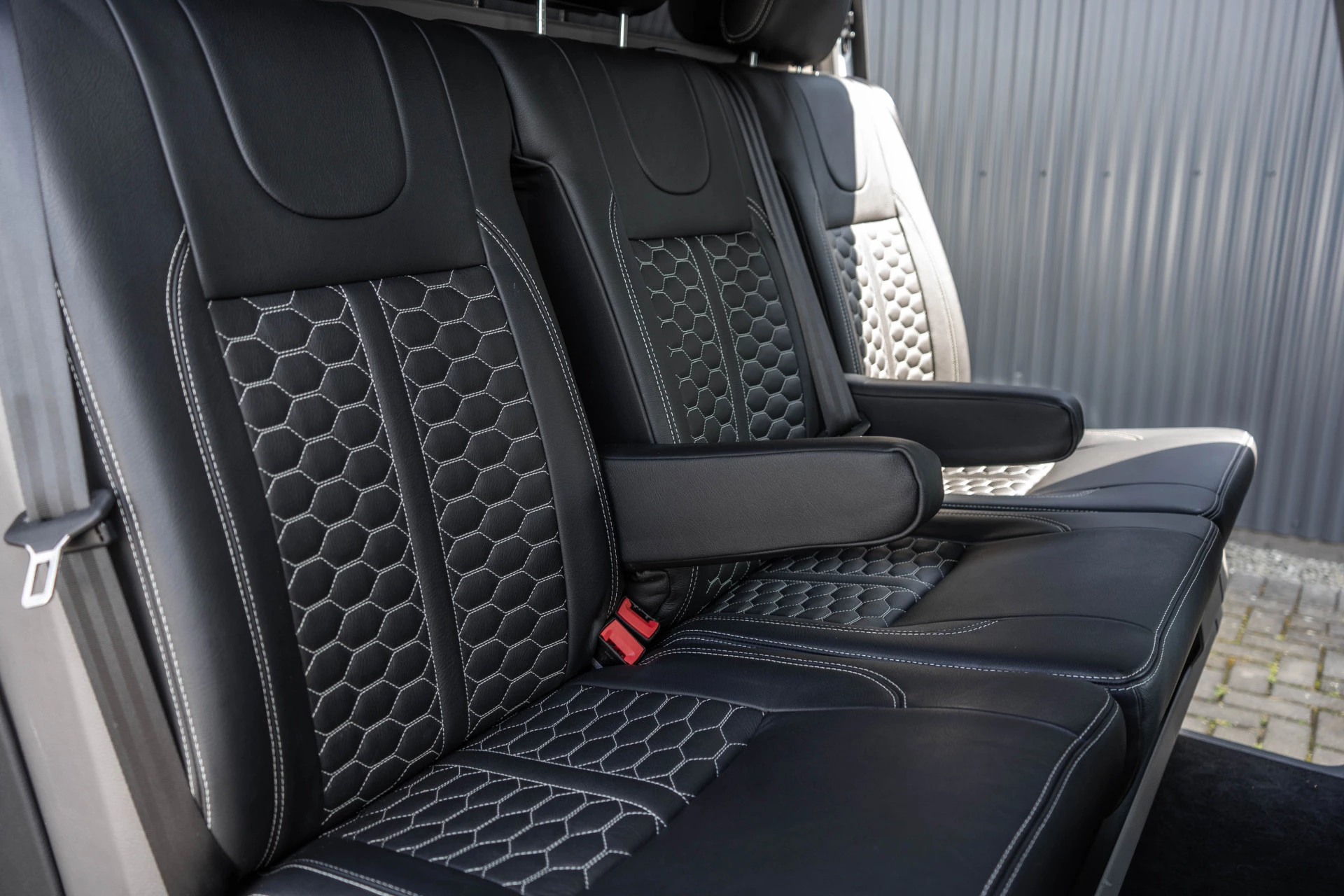 Volkswagen Transporter 2021 - T6.1 2.0 TDI L2H1 | BULLI | 150 PK | Automaat | LED | Camera | Carplay | PDC | Zijschuifdeur L+R zdjęcie 16