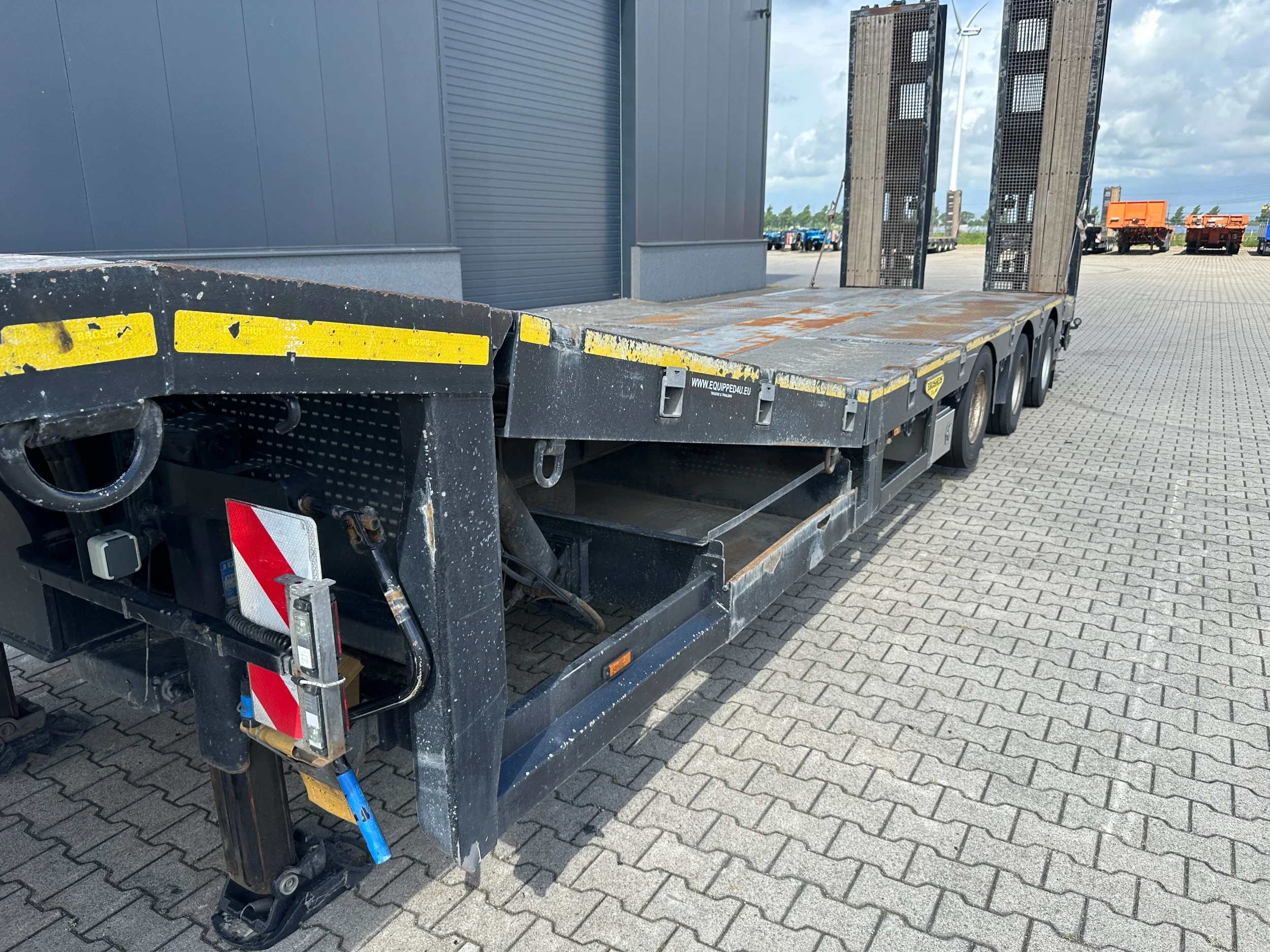 Broshuis 2017 - 3ABSD Lowloader 3-axle / GVW: 59.000kg / Neck: 23.000kg / hydraulic steering + ramps + loading table / 4.60m extendable / winch / liftaxle afbeelding 67