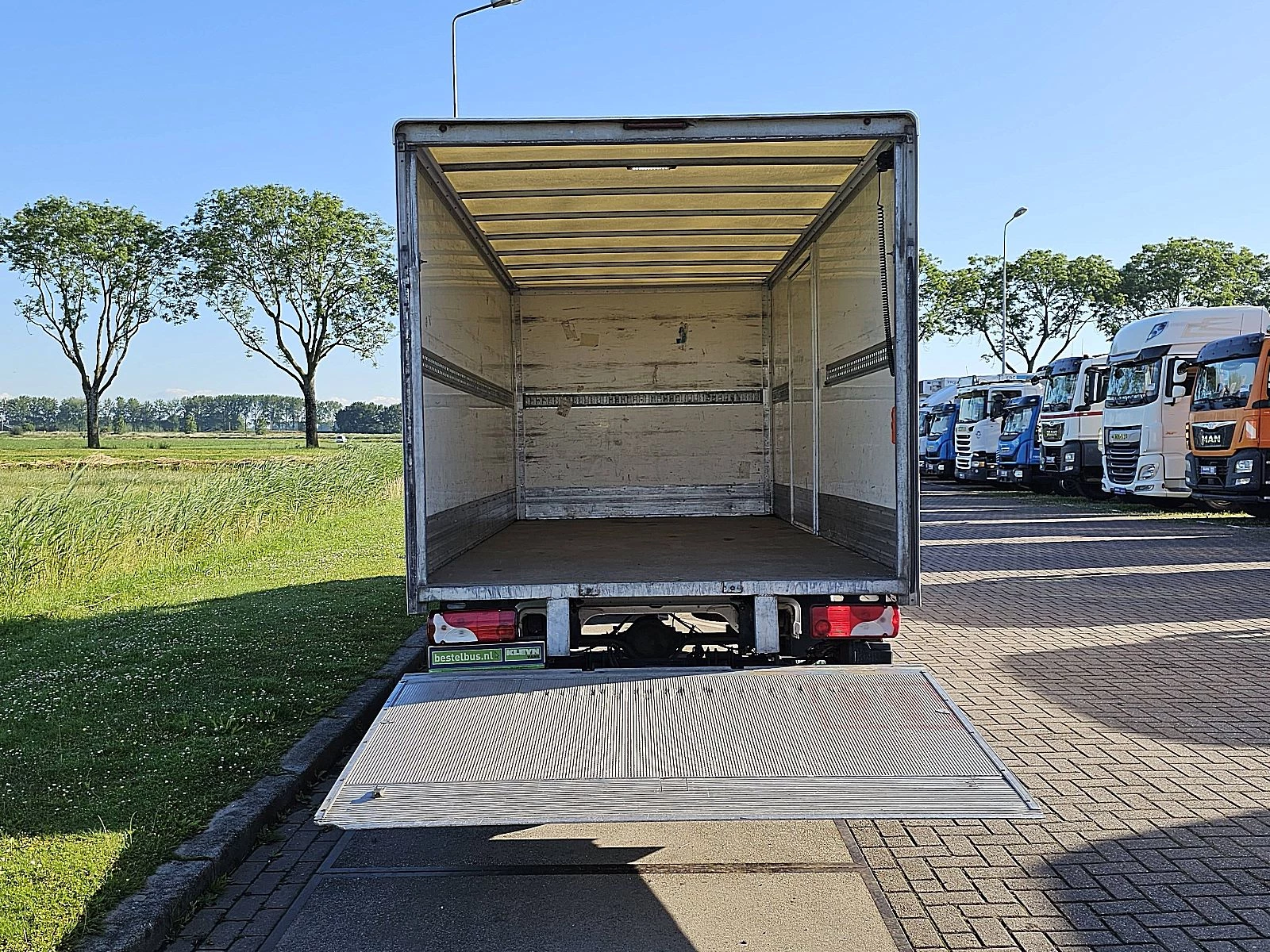 Mercedes-Benz Sprinter 2022 - 317 image 11