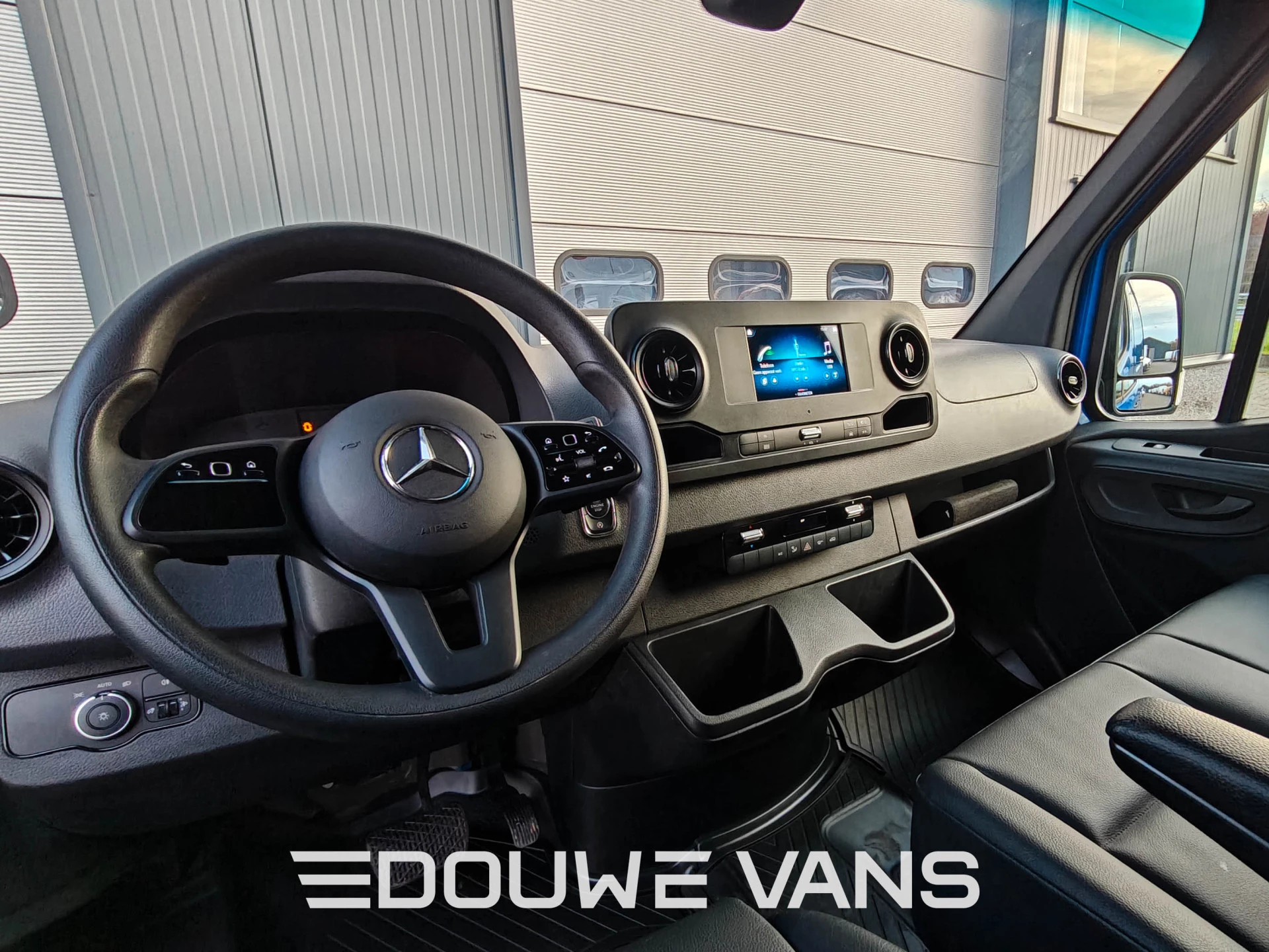 Mercedes-Benz Sprinter 2024 - L2 H2 Automaat 315 BLAUW MBUX DAB Trekhaak Bild 10