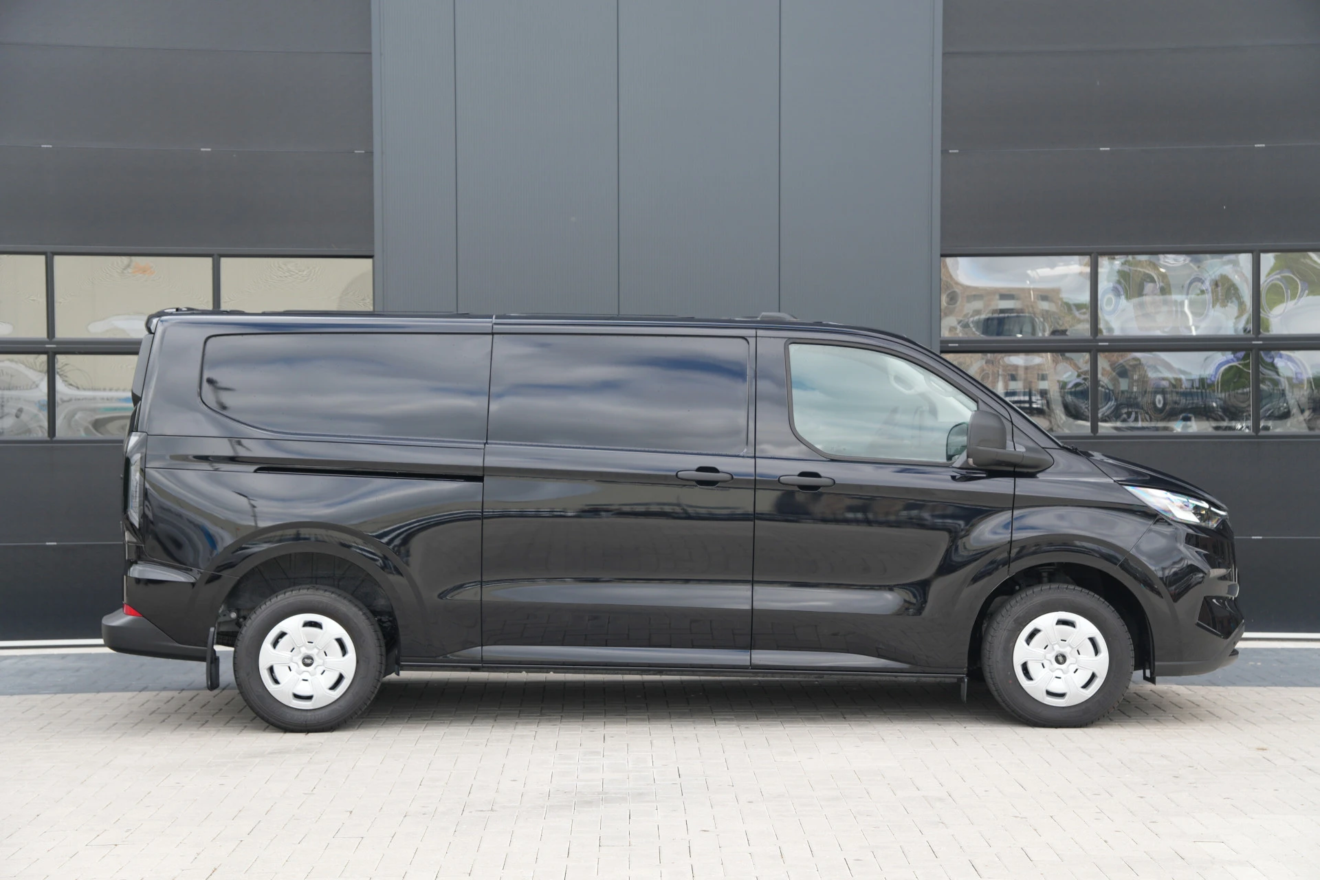 Ford Transit Custom 2025 - 320 2.0 TDCI L2H1 Trend 136pk - INCLUSIEF BPM - 2x Schuif - Achterklep - LED - Carplay - Stoelverwarming - Rijklaar imagen 4