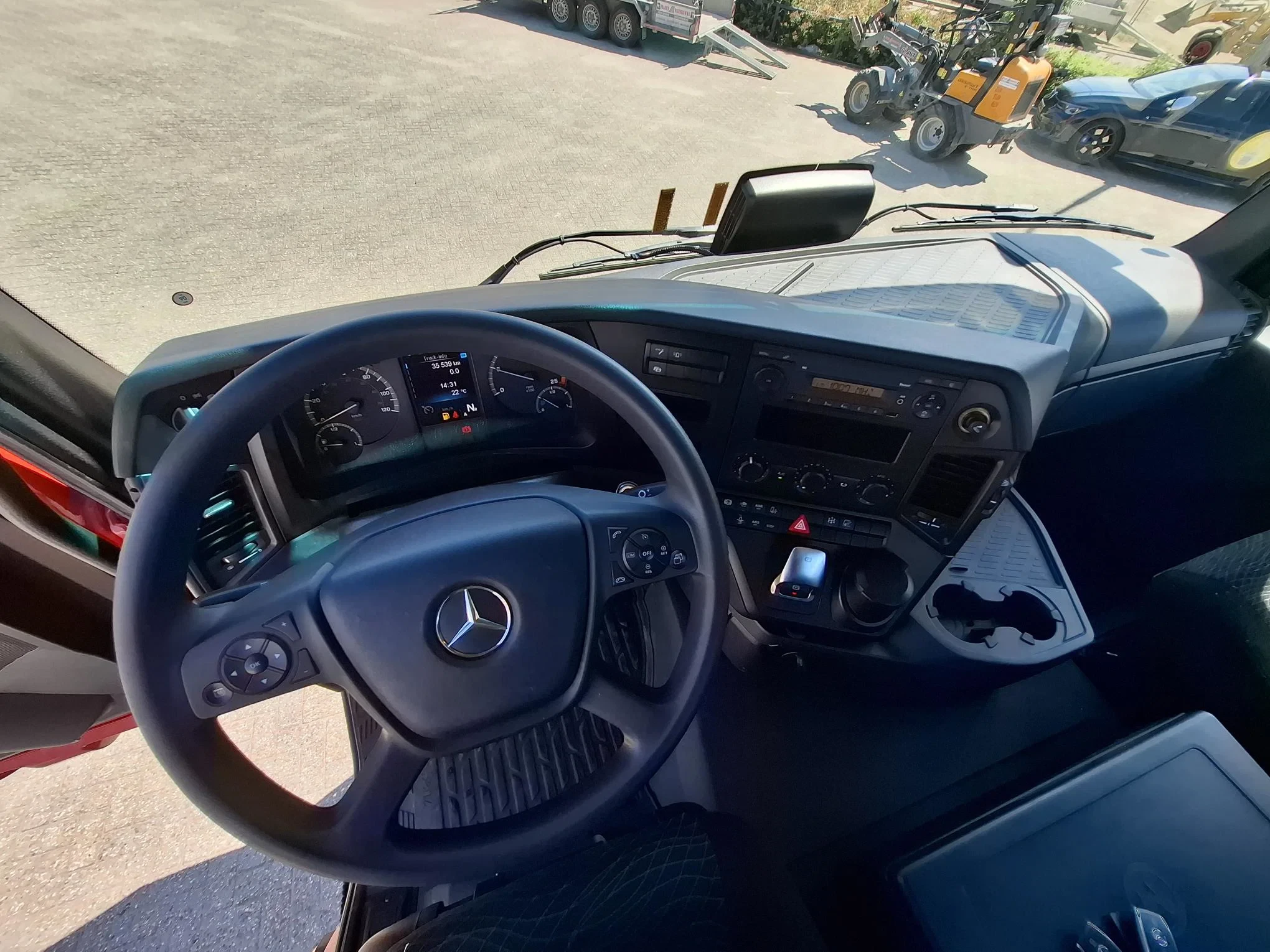 Mercedes-Benz Arocs 3242 2024 - / 8X4 / HIAB 25TON HOOKLIFT / !! 35539 KM!! / TOP CONDITION / BIG AXLE / FRIDGE / SMART TACHO / AUTOMATIC / EURO-6 / 2024 immagine 25