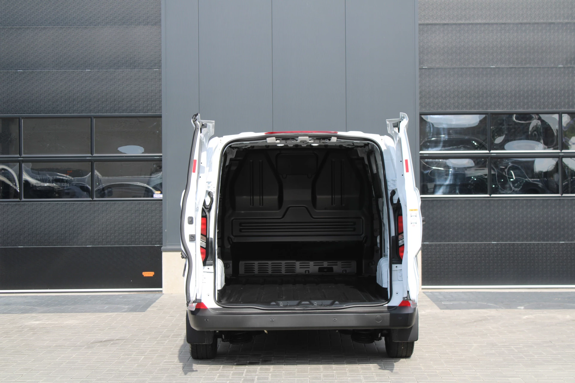 Ford Transit Custom 2025 - 320 2.5 PHEV L2H1 Trend 232pk - 5 jaar GARANTIE - 2x Schuifdeur - Adaptive Cruise - Blind Spot - Navigatie - Camera - Verwarmd Stuur - Rijklaar obrázek 10