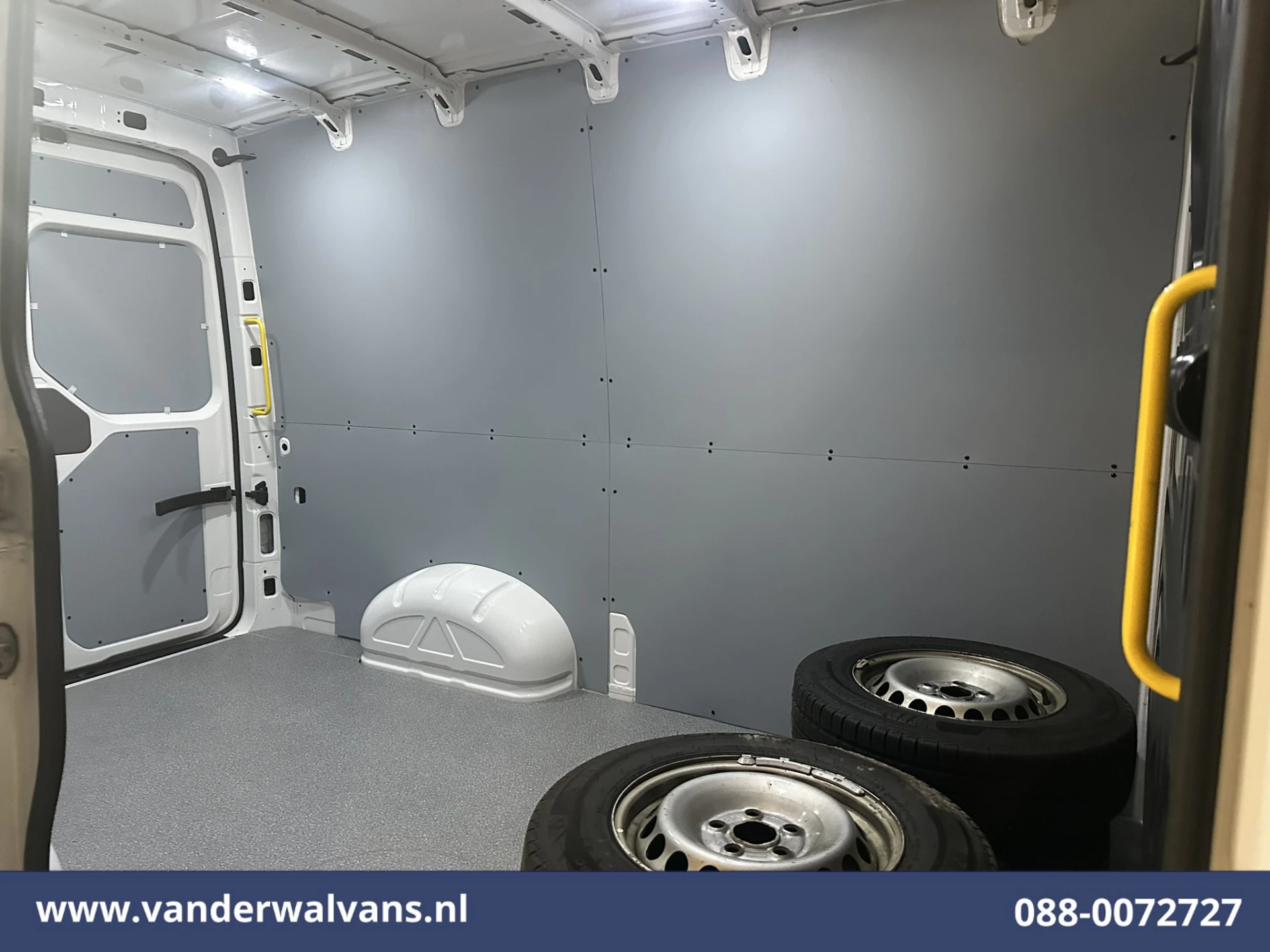 Volkswagen Crafter 2022 - 2.0 TDI 141pk L3H3 L2H2 Euro6 Airco | Camera | Apple Carplay | Cruisecontrol | Chauffeursstoel obrázek 13