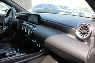 Mercedes-Benz A-Class 2021 - 180 AUT7 Luxury Line LEDER SFEER WIDESCREEN CAMERA image 13