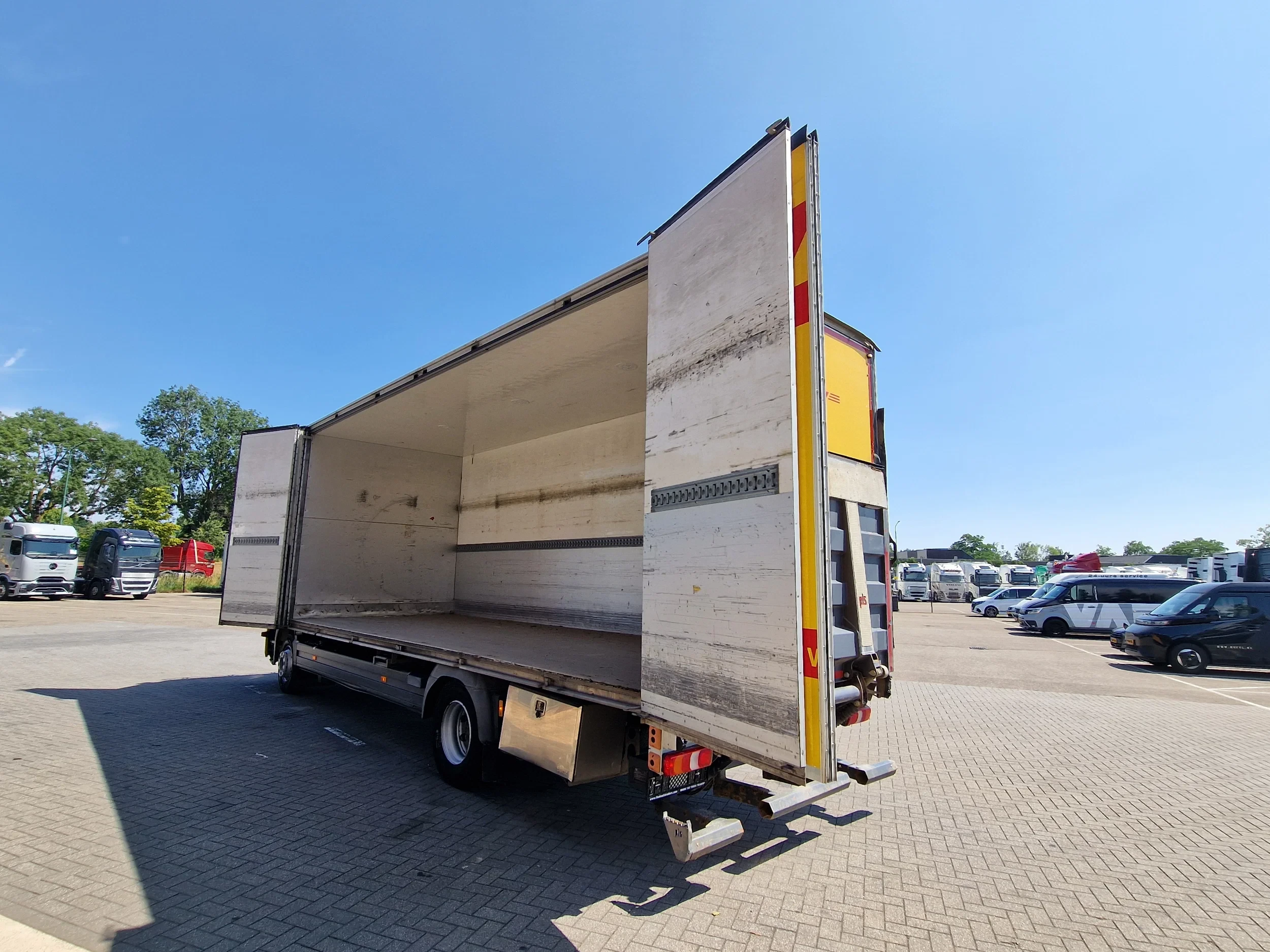 Mercedes-Benz Atego 2013 - 1223 4x2 Box with sidedoors - Loadlift - Euro 6 - Low KM - Automatic gearbox image 6