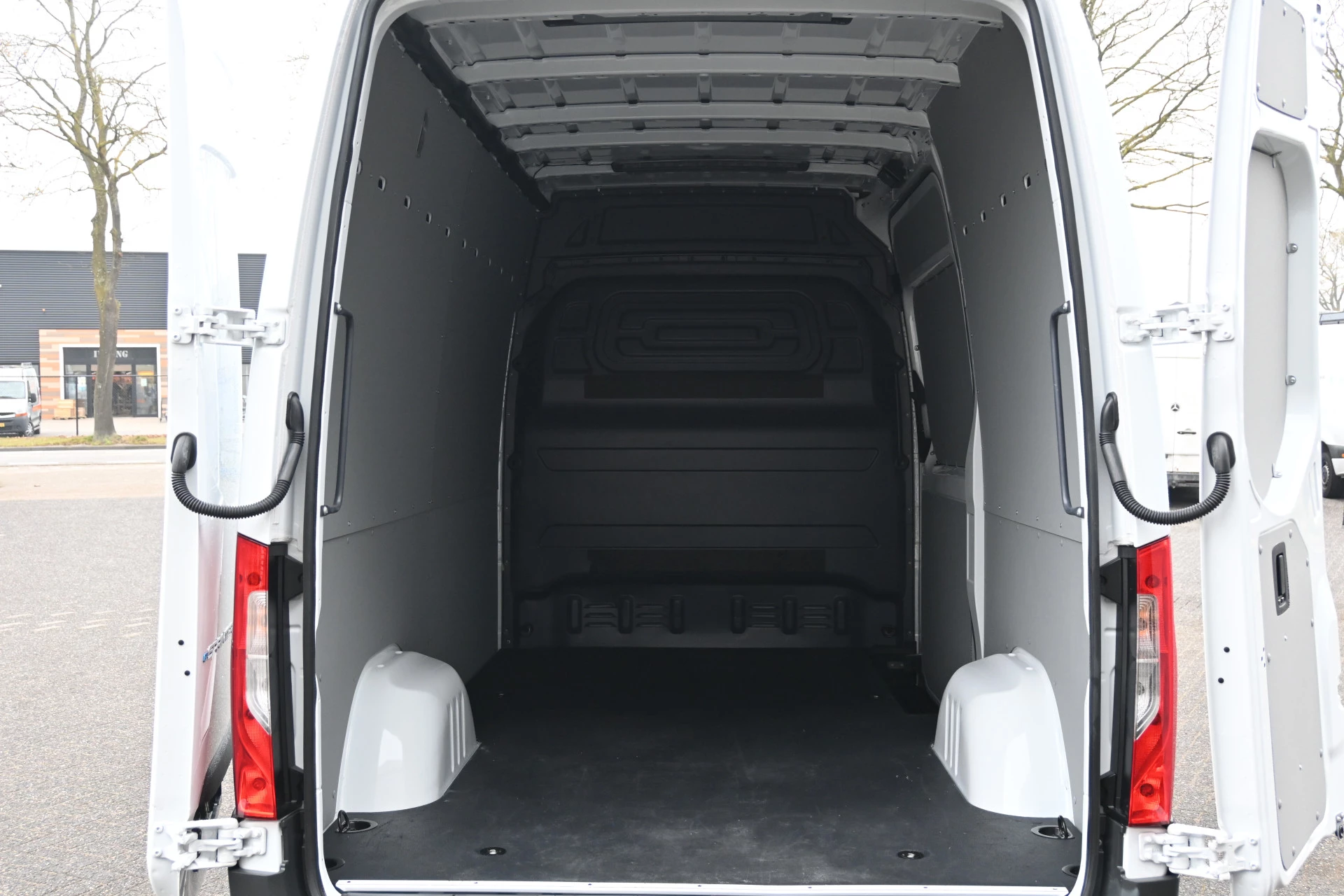Mercedes-Benz eSprinter 2024 - 320 RWD L2H2 Pro 81kWh imagem 8