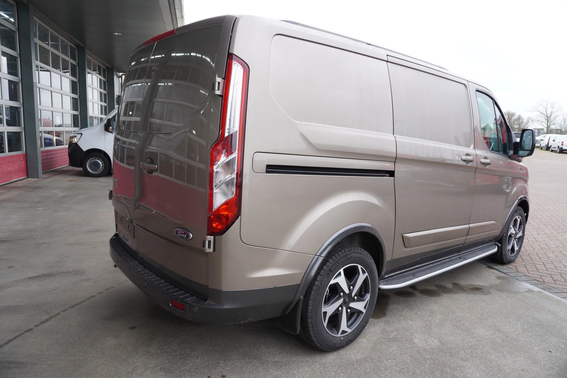 Ford Transit Custom 2023 - 300S 2.0 TDCI 130PK L1H1 Limited Active edition obrázek 4