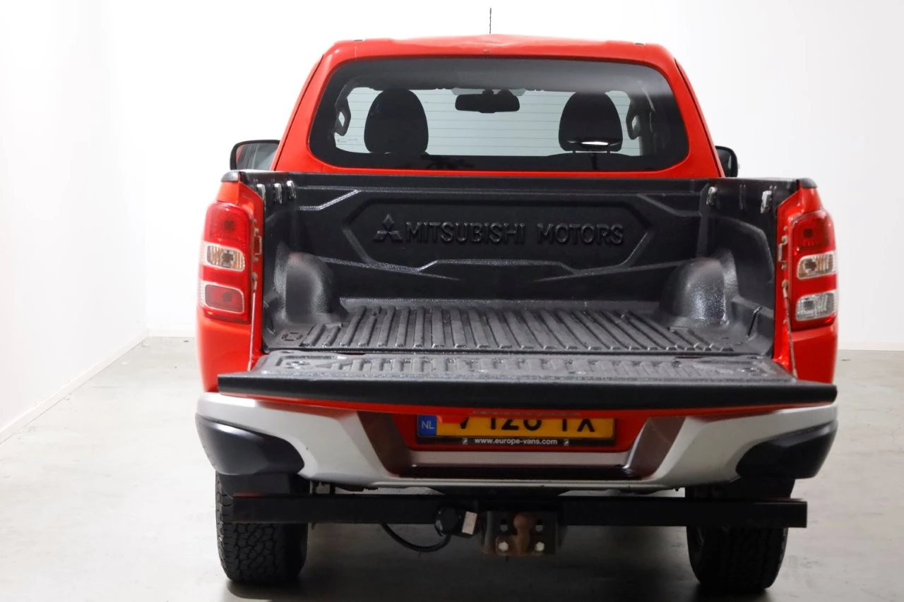 Mitsubishi L200 2018 - 2.4 DI-D 180pk Club Cab Intense 4x4 High/Low Gearing + Diff. Lock 12-2018 afbeelding 5