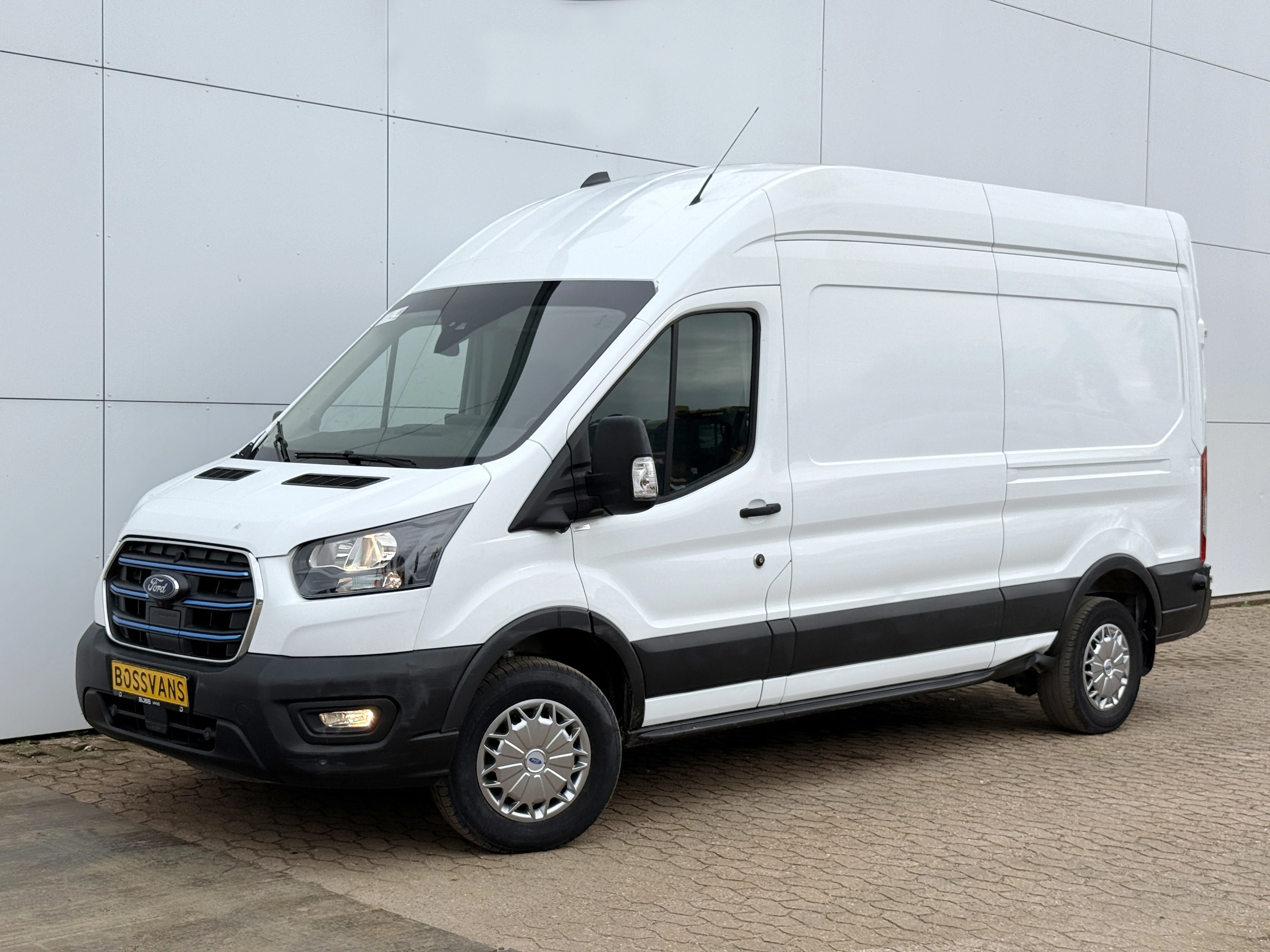 Ford E-Transit 2022 - 68kWh 184PK L3H3 317km WLTP 96,8% (SOH) BEV Snelladen Cruise control Climate control Carplay Parkeersensoren image 1