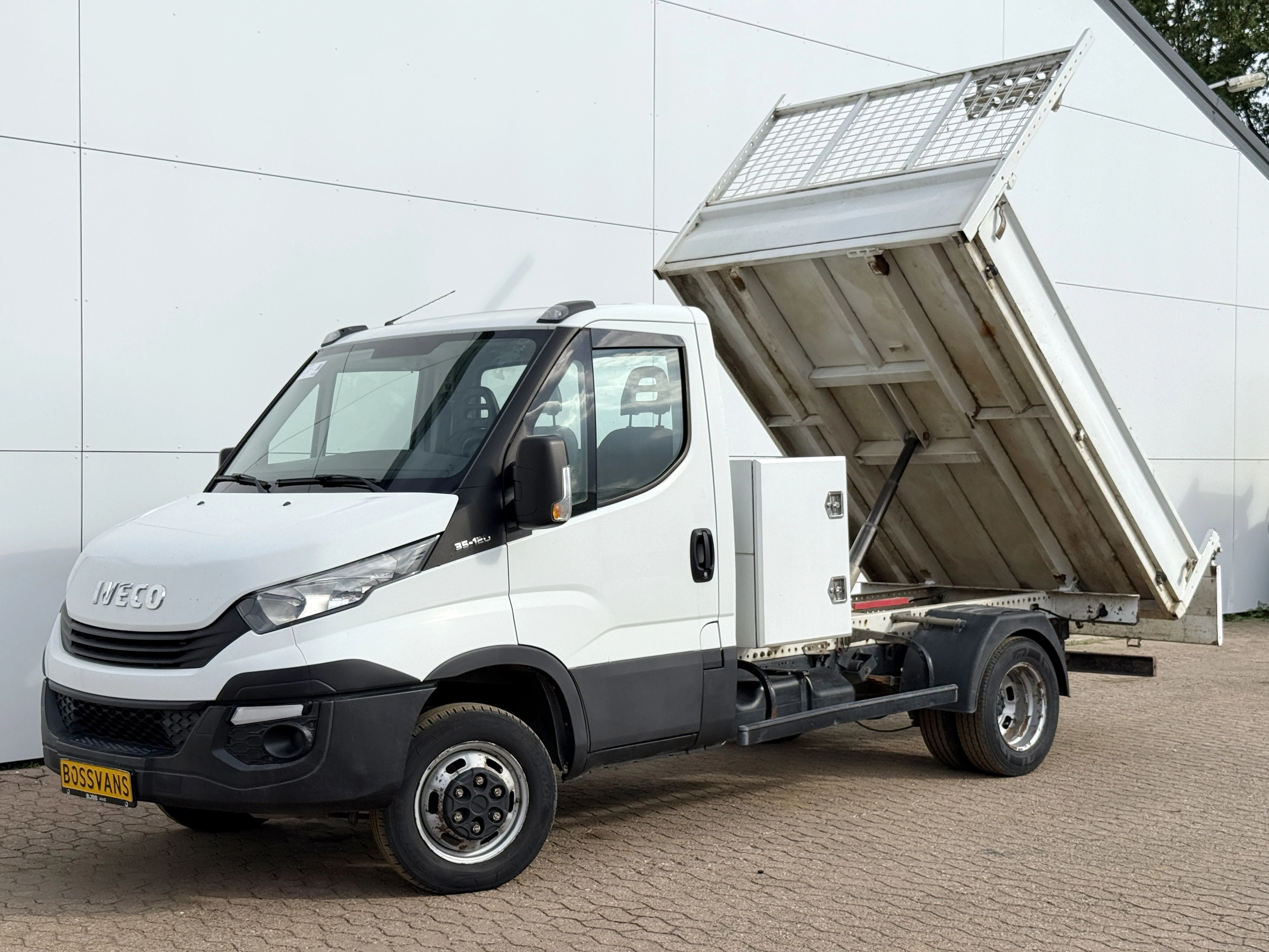 Iveco Daily 2017 - 35C12 2.3 Kipper Dubbellucht Airco 3.5t Trekhaak Cruise Control Benne Tipper image 1