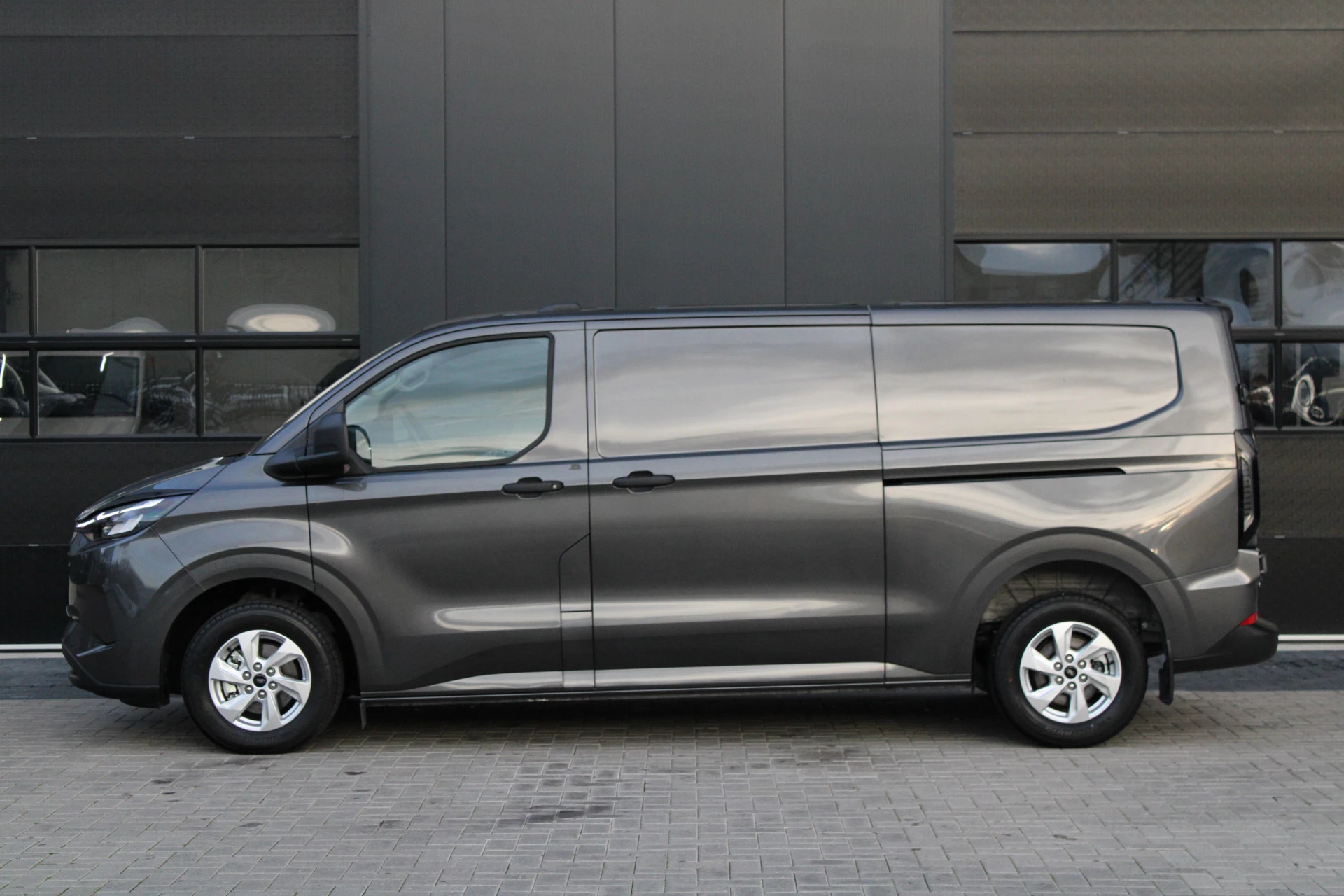 Ford Transit Custom 2025 - 320 2.5 PHEV L2H1 Trend 232pk - 5 jaar GARANTIE - 2x Schuifdeur - Adaptive Cruise - Blind Spot - Navigatie - Camera - Verwarmd Stuur - Rijklaar immagine 10