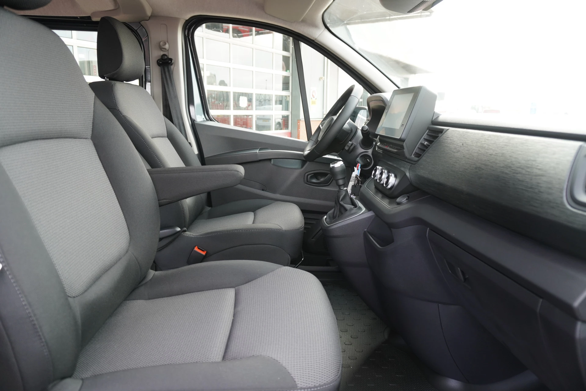 Renault Trafic 2024 - 2.0 Blue dCi 130PK T29 L2H1 Advance Dubbelcabine Blackout pakket Bild 30