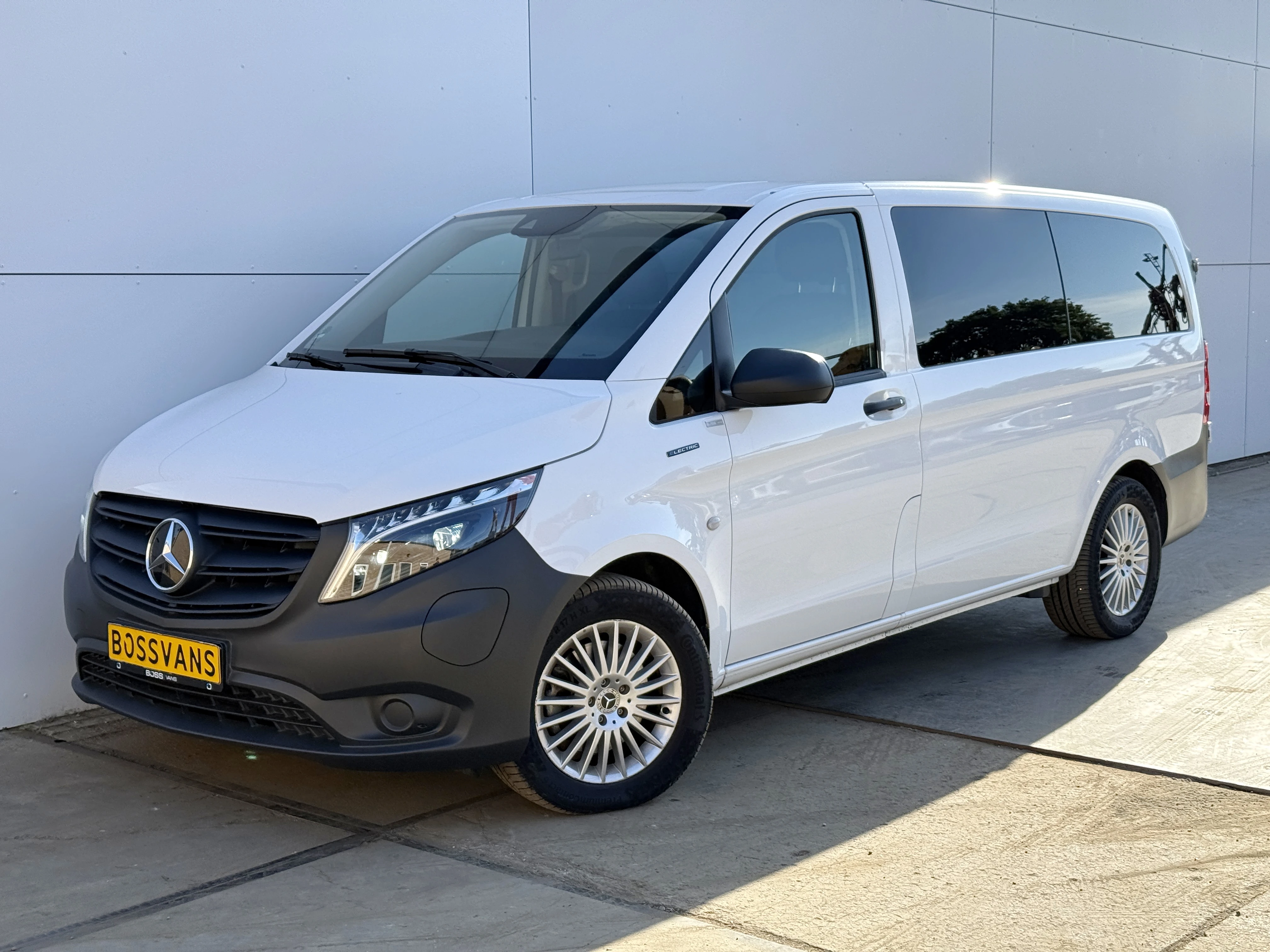 Mercedes-Benz eVito 2023 - Tourer 129 90kWh 204PK Personenvervoer L2 370km WLTP 92.2% (SOH) 7 Stoelen Elektrische Schuifdeur LED Lichtmetalen velgen 17inch 110kw Snelladen Climate Control Cruise Control image 1
