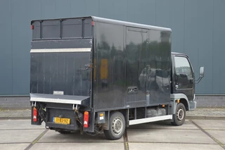 Nissan Cabstar 2003 - E 95.28-290 2.7TD Dhollandia Laadklep obrazek 2