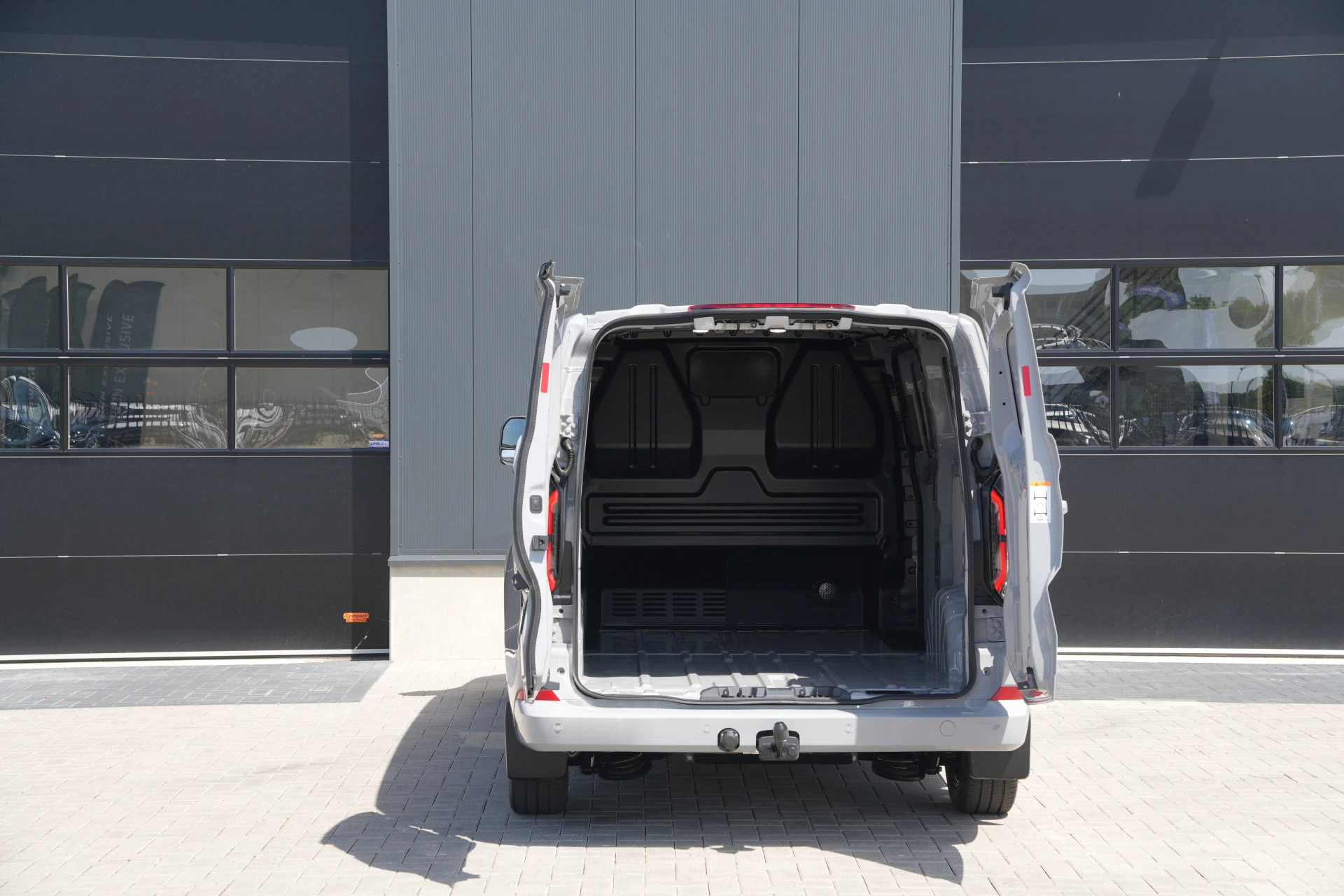 Ford E-Transit Custom 2026 - 340 L2H1 Limited 71 kWh 218pk - 2x Schuifdeur - AGR Bestuurdersstoel - Trekhaak - ACC - B&O - Navi - Stoel/Stuurverwarming - 360 Camera - Blindspot - Rijklaar obrázek 8
