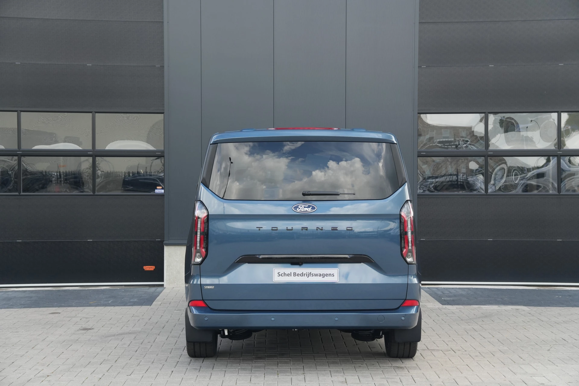 Ford Tourneo Custom 2026 - 340 2.5 PHEV L2H1 Titanium X 232pk | ACC | Pano | B&O | Elek. schuifdeuren | 360 camera | Elek-Trekhaak | Prijs excl. BTW | Rijklaar obrázek 7