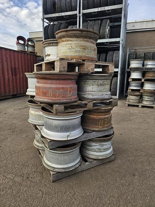 UNKNOWN 11.75 / 22.5 TRAILER RIM  STEEL  FOR DRUM BRAKES 2005 - N/A image 3