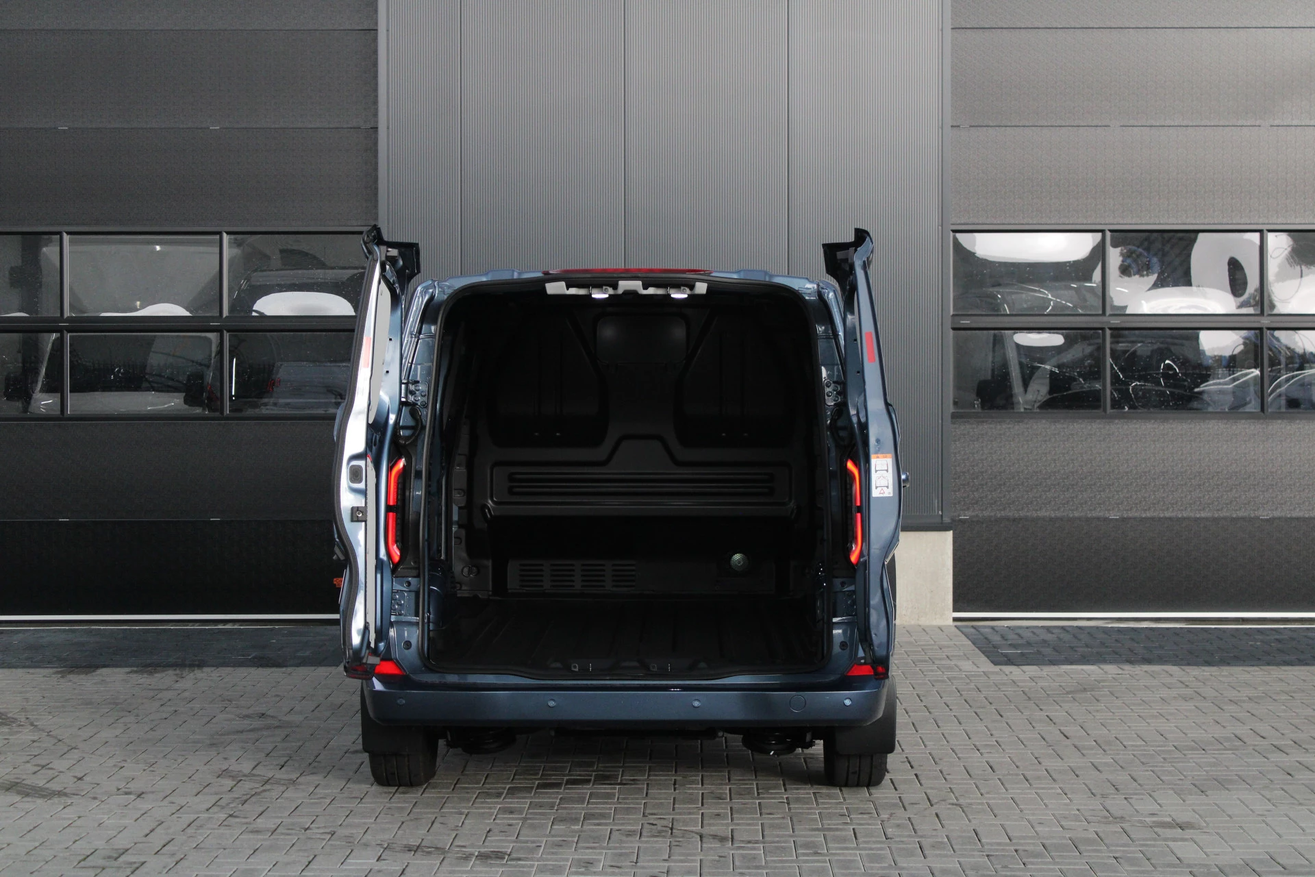 Ford E-Transit Custom 2025 - 340 L2H1 Limited 65 kWh 218pk - 2x Schuif - LED - 360 Camera - B&O - ACC - Navi - Stoel/Stuurverwarming - Rijklaar afbeelding 9