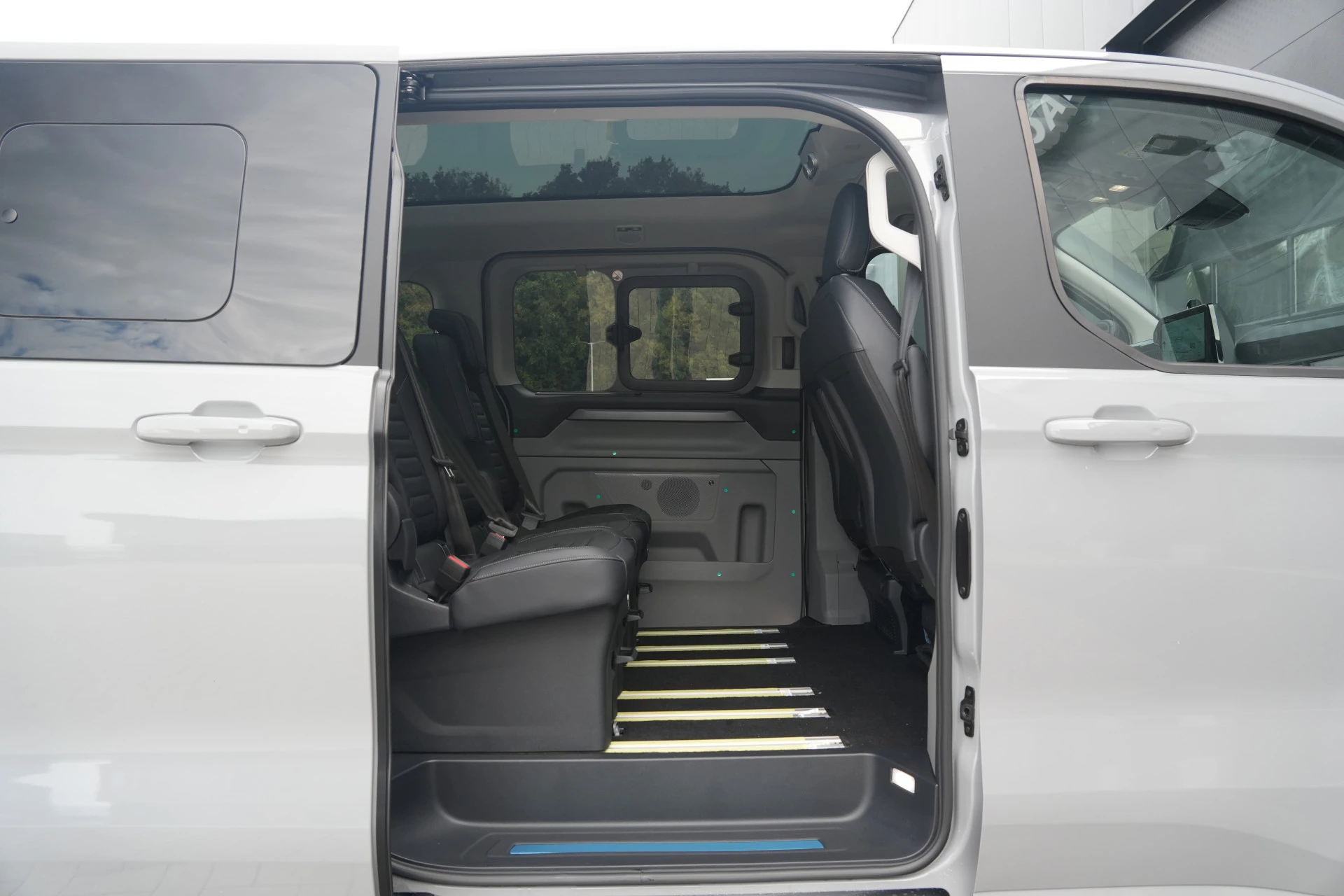 Ford Tourneo Custom 2026 - 340 2.5 PHEV L2H1 Titanium X 232pk | ACC | Pano | B&O | Elek. schuifdeuren | 360 camera | Elek-Trekhaak | Prijs excl. BTW | Rijklaar image 16