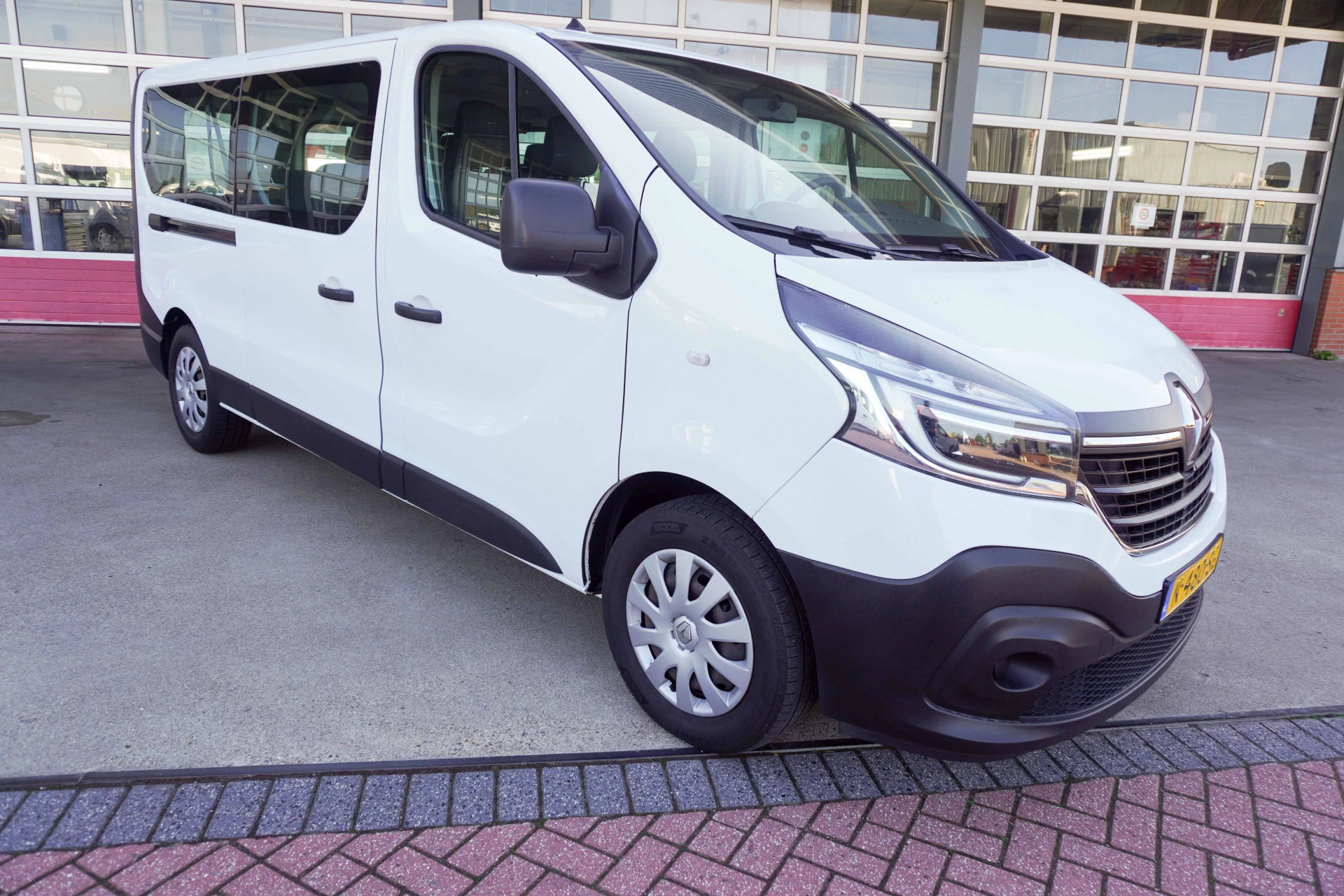 Renault Trafic 2020 - Passenger 2.0 dCi 120PK Grand Life 9 Persoons image 2