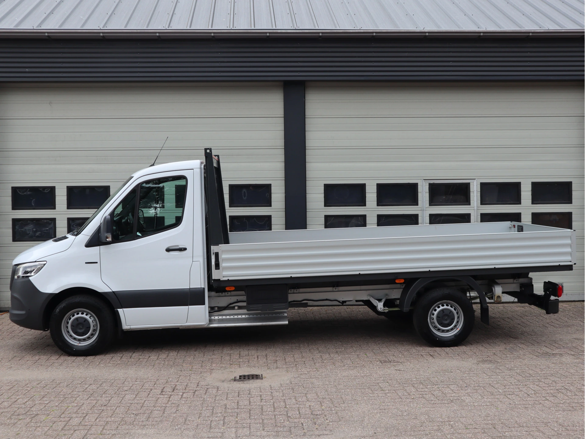 Mercedes-Benz eSprinter 2025 - 320 81kWh L3 Open Laadbak 430 cm - Select - MBUX - Camera afbeelding 3