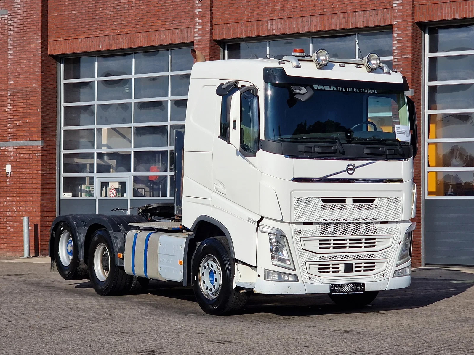 Volvo FH 2019 - 540 Lowroof 6x4 - Lift axle - Retarder - PTO/Hydraulic - HUB reduction - Full air afbeelding 1