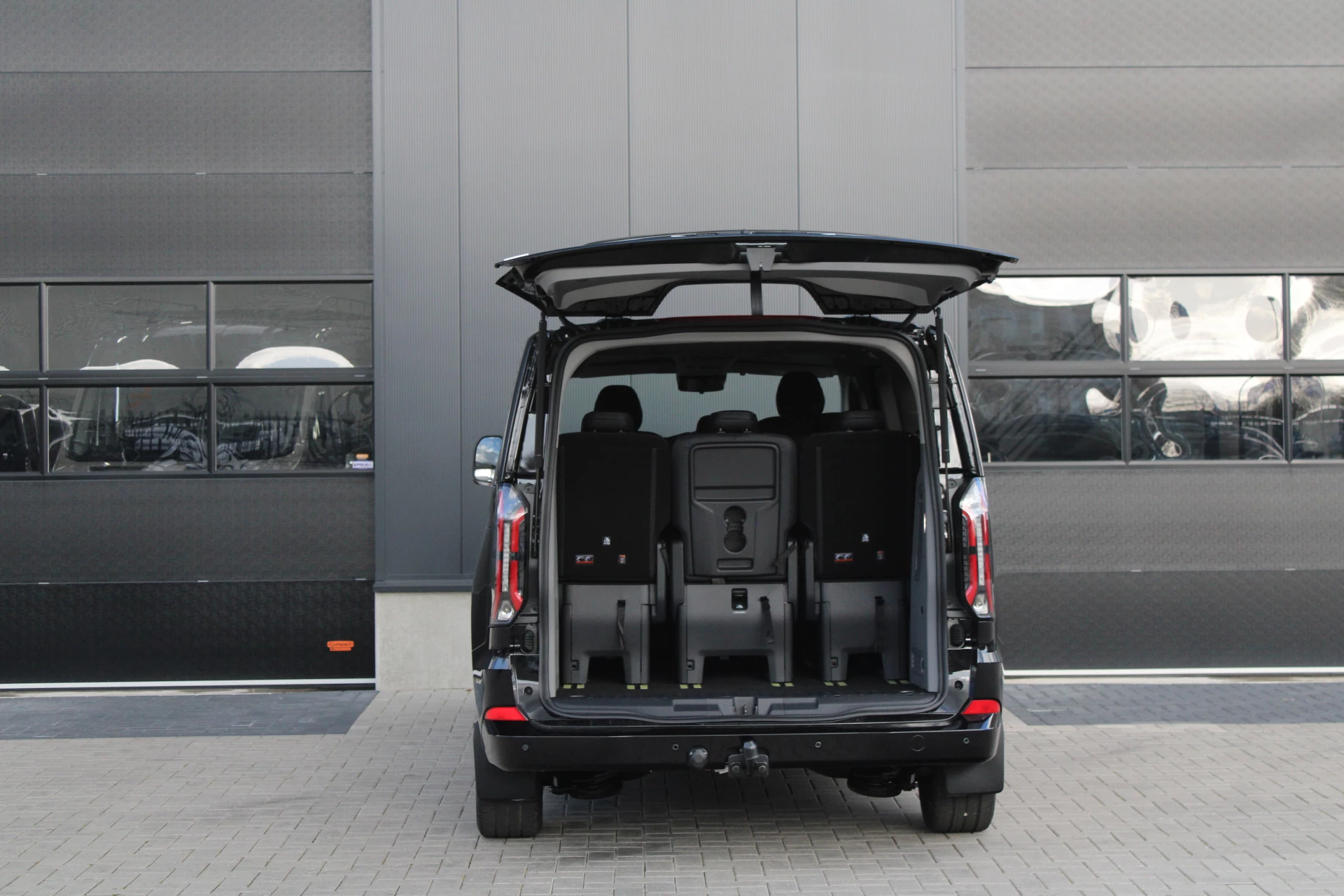 Ford Tourneo Custom 2025 - 340 2.5 PHEV L2H1 Titanium X 232pk | 2x Schuifdeur | ACC | 360 camera | Leder | Navi | Verwarmd stuurwiel | 19" LM velgen | Rijklaar obrázek 8