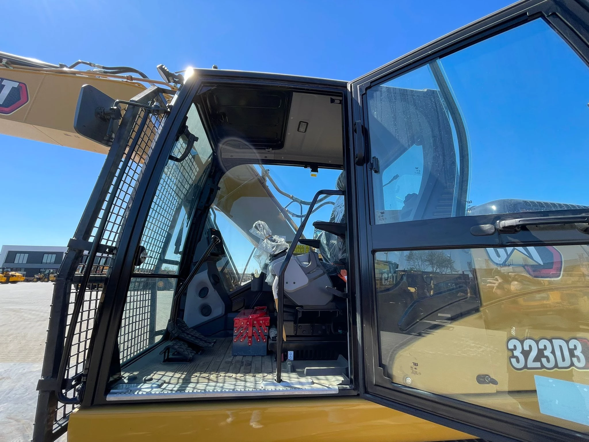 Caterpillar 323D3 2025 Bild 21