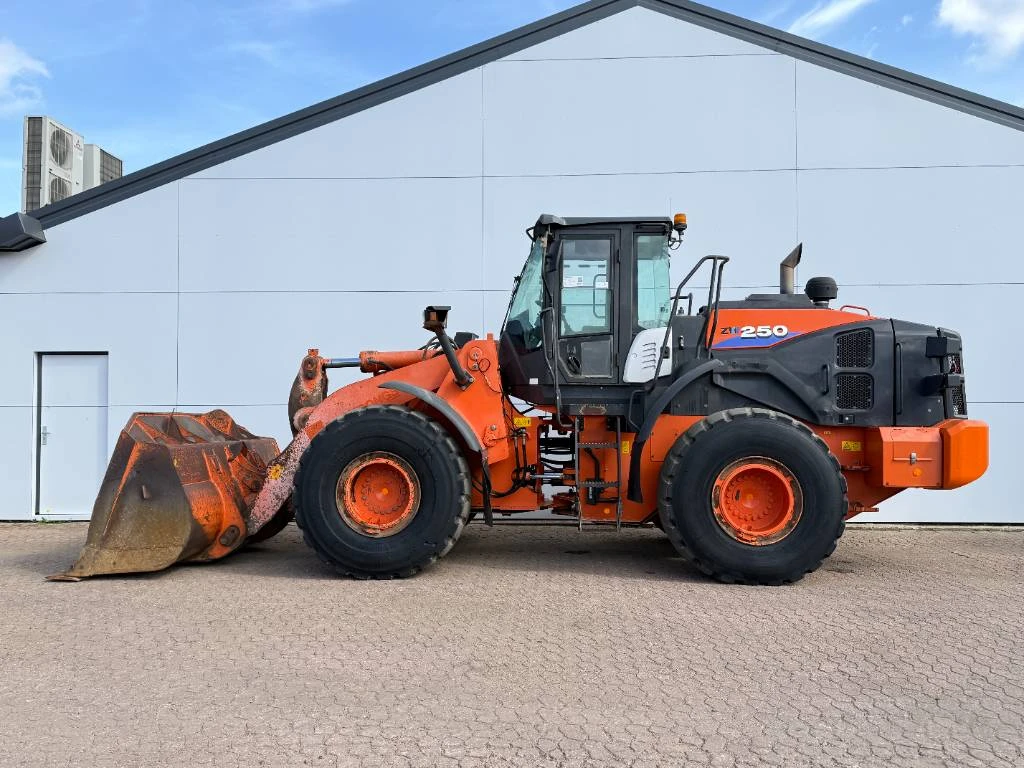 Hitachi 2018 - ZW250-6 - Automatic Greasing / Weight System afbeelding 1