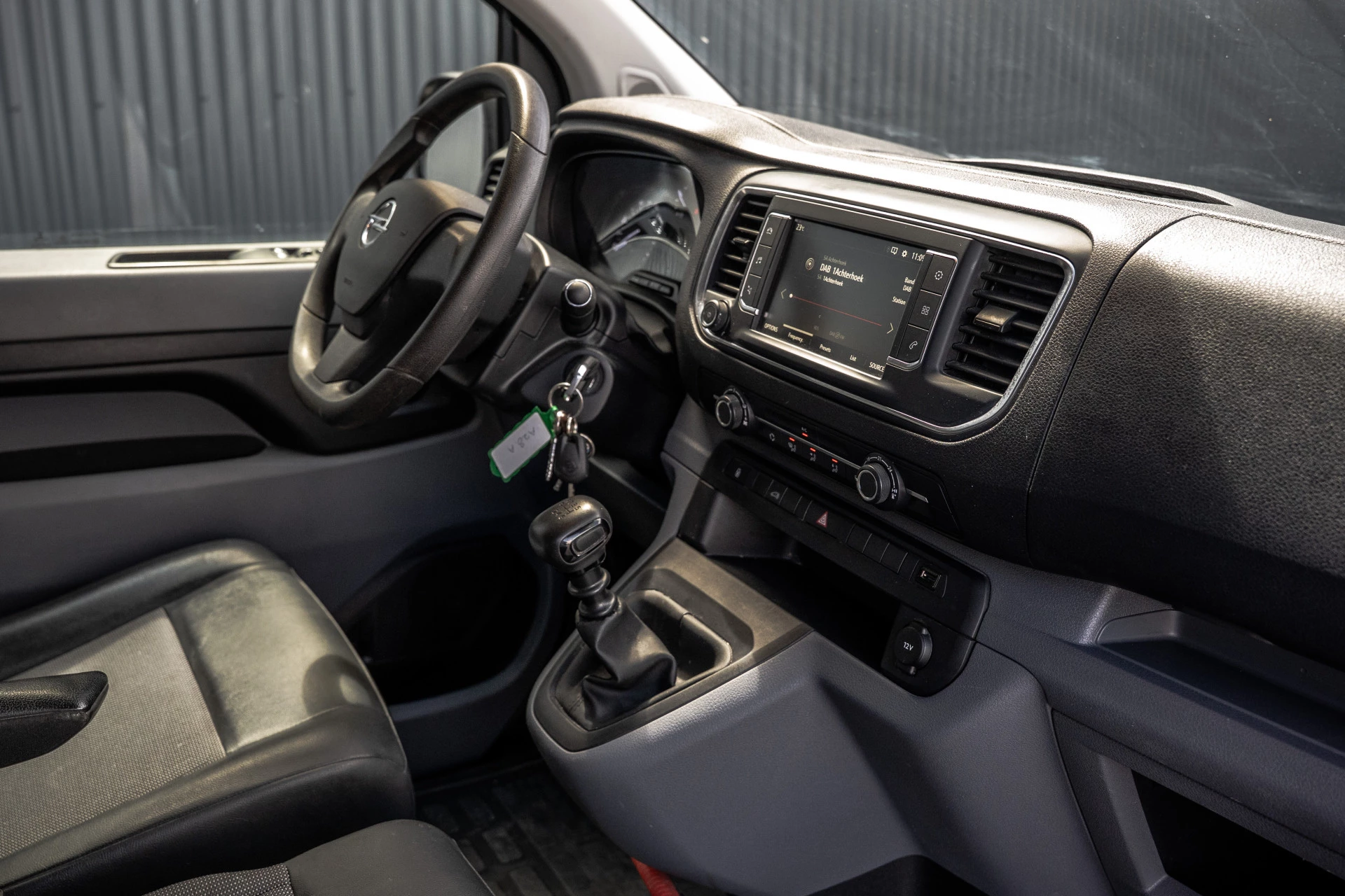 Opel Vivaro 2021 - 2.0 L2H1 125PK | Bedrijfswageninrichting | Cruise | Carplay | Camera | Airco | PDC | Trekhaak image 2