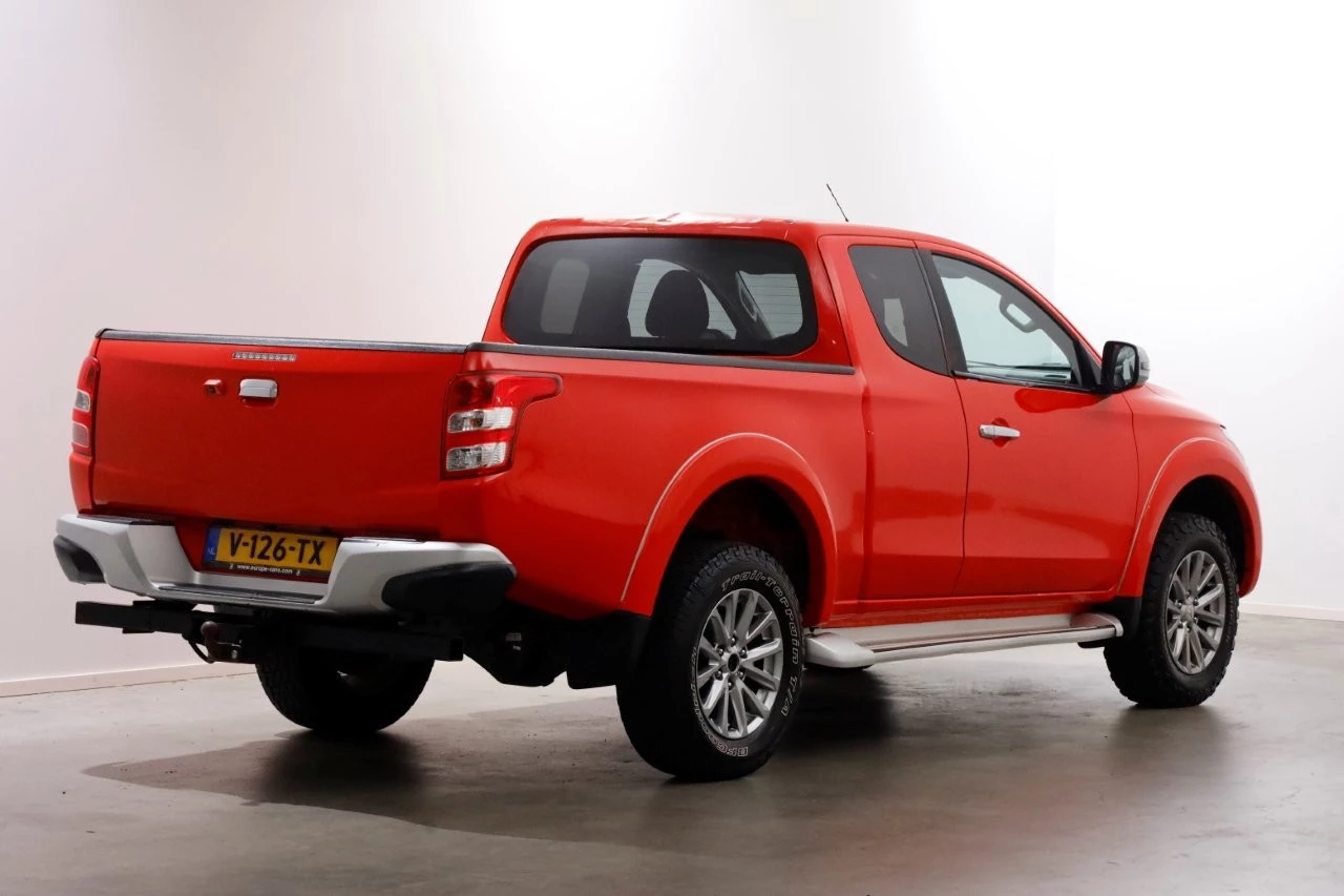 Mitsubishi L200 2018 - 2.4 DI-D 180pk Club Cab Intense 4x4 High/Low Gearing + Diff. Lock 12-2018 afbeelding 2