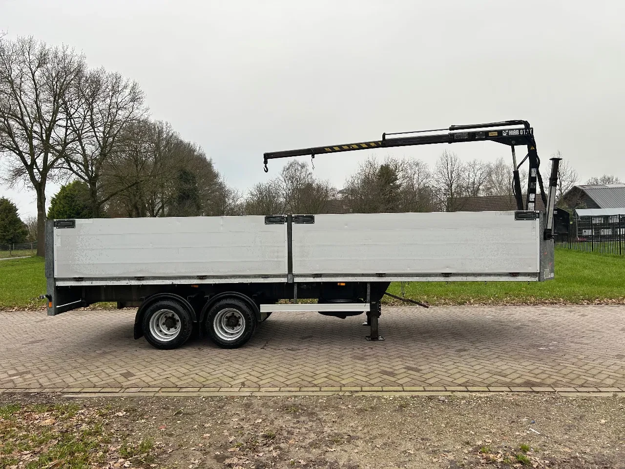 kuiper 2013 - Be oplegger 9 ton met luiken en kraan afbeelding 1