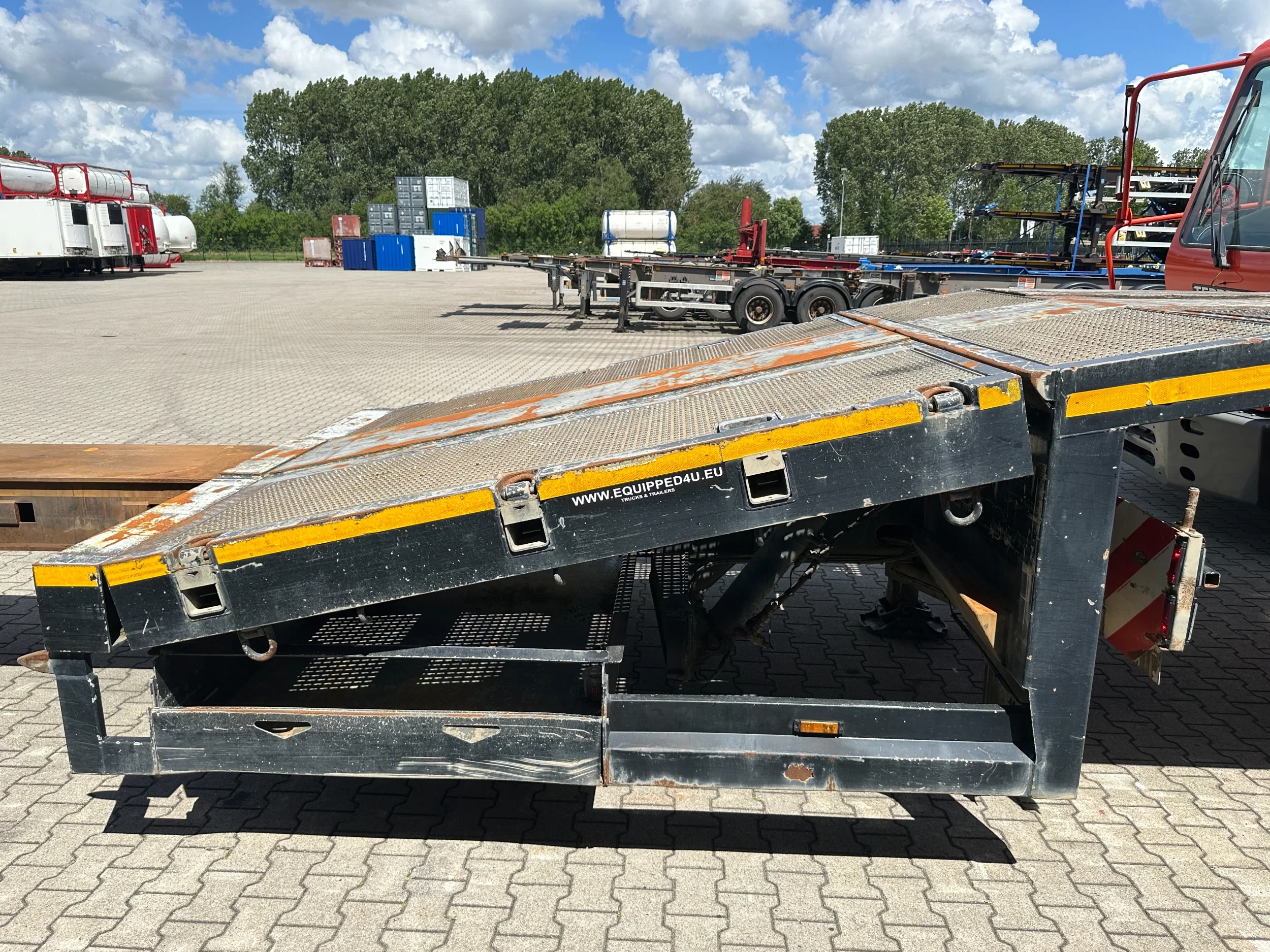 Broshuis 2015 - 3ABSD Lowloader 3-axle / GVW: 53.000kg / Neck: 23.000kg / hydraulic steering + ramps + loading table / 4.60m extendable / winch / liftaxle afbeelding 40