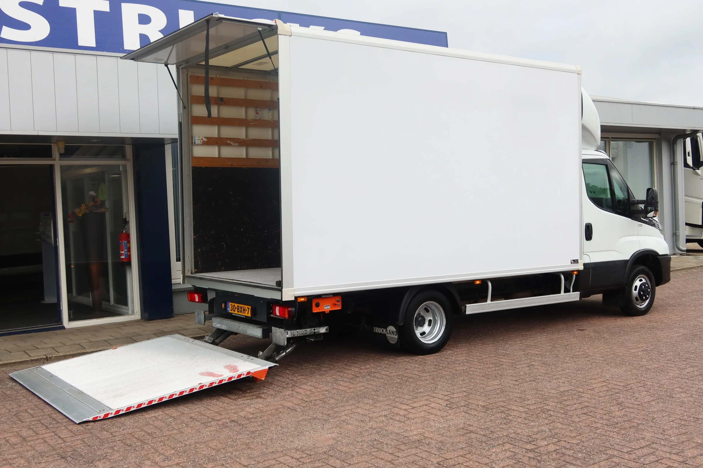 Iveco Daily 2024 - 50 C 18 Bak + Dhollandia klep 1000 kg C1 Automaat, Laadvermogen 2184 KG afbeelding 4